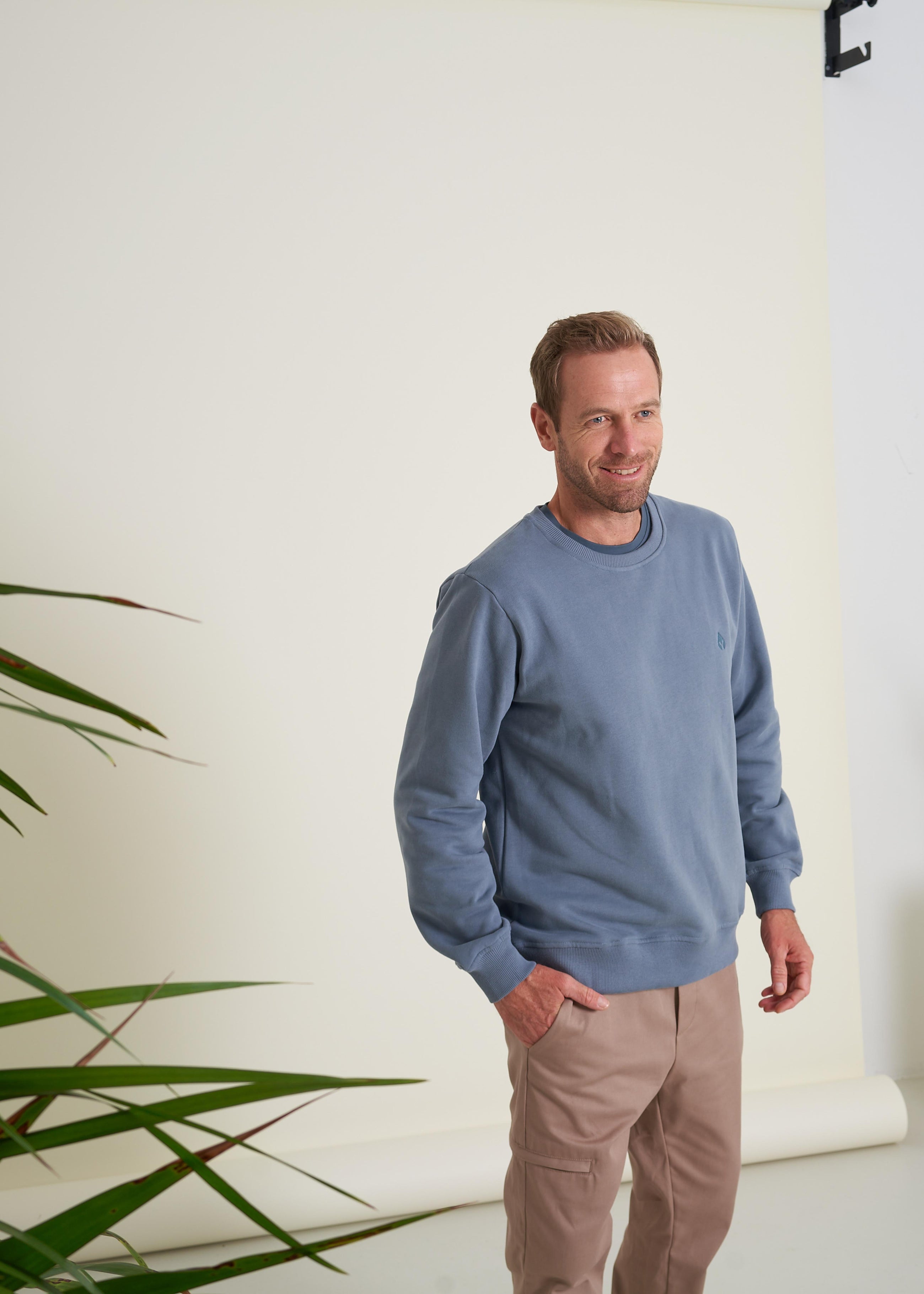 Unser Model Mathias ist <strong>187 cm</strong> groß und trägt <strong>Größe L</strong>.#