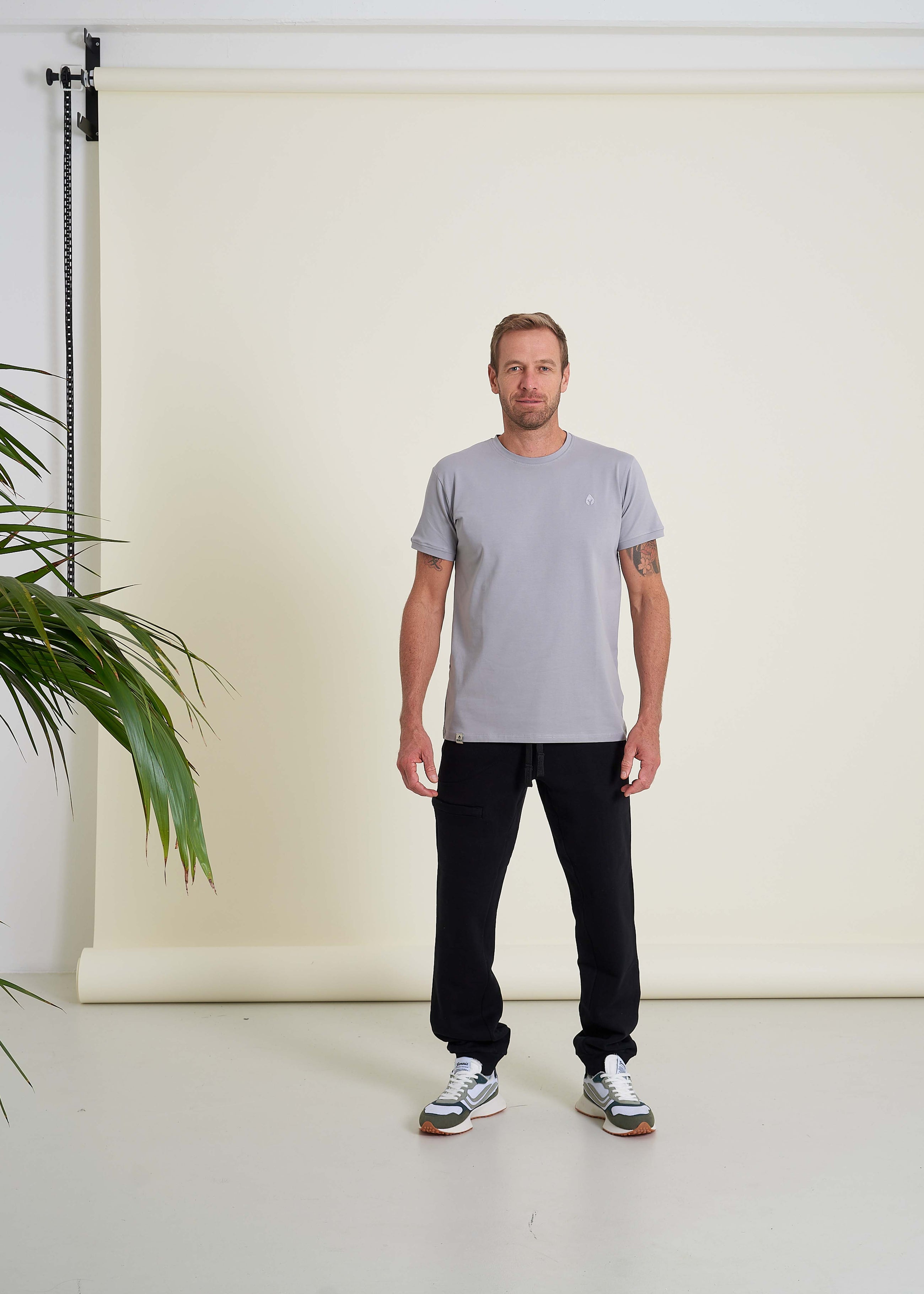 Unser Model Mathias ist <strong>187 cm</strong> groß und trägt <strong>Größe L</strong>.#