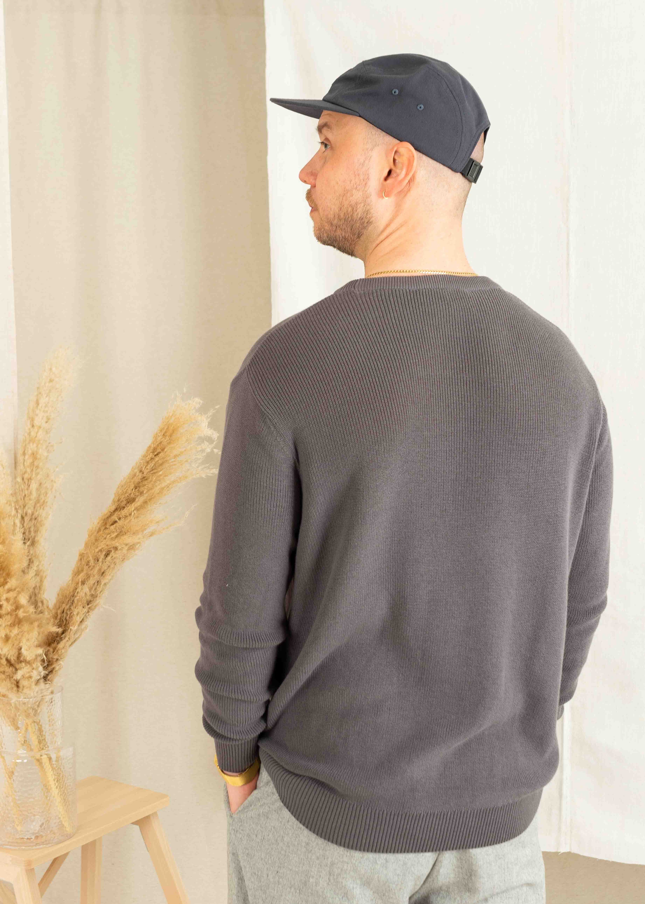 Unser Model Jonas ist <strong>184 cm</strong> groß und trägt <strong>Größe L</strong>.#
