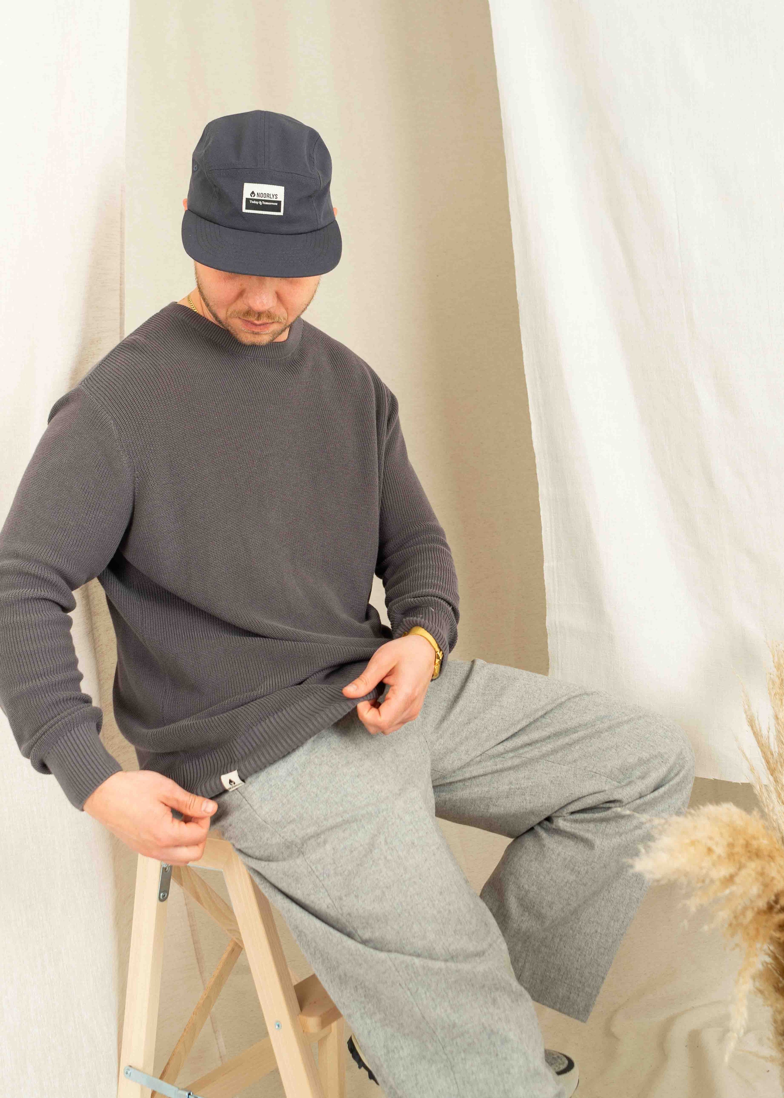 Unser Model Jonas ist <strong>184 cm</strong> groß und trägt <strong>Größe L</strong>.#