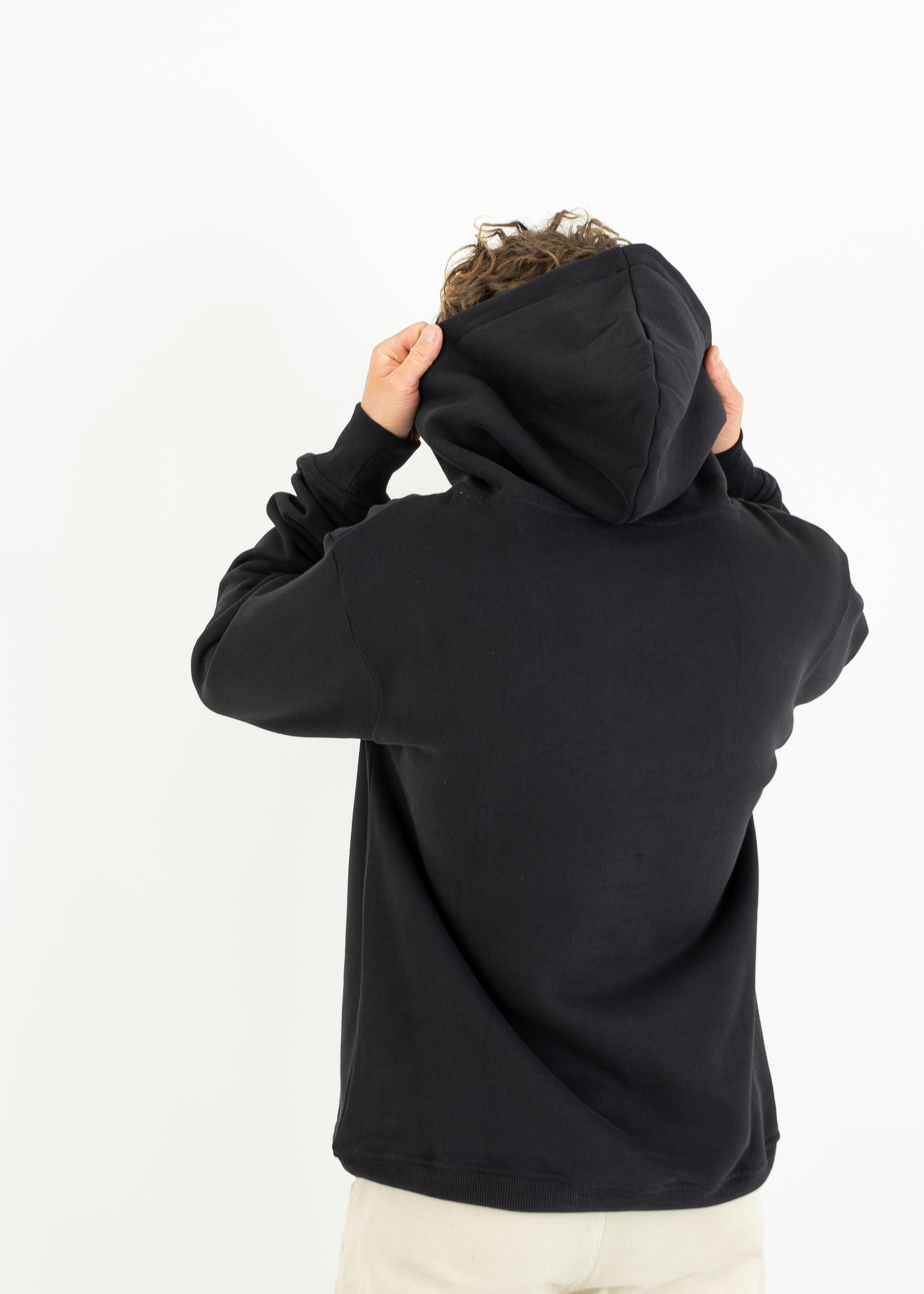 Unser Model Henry ist <strong>178 cm</strong> groß und trägt <strong>Größe L</strong>.#