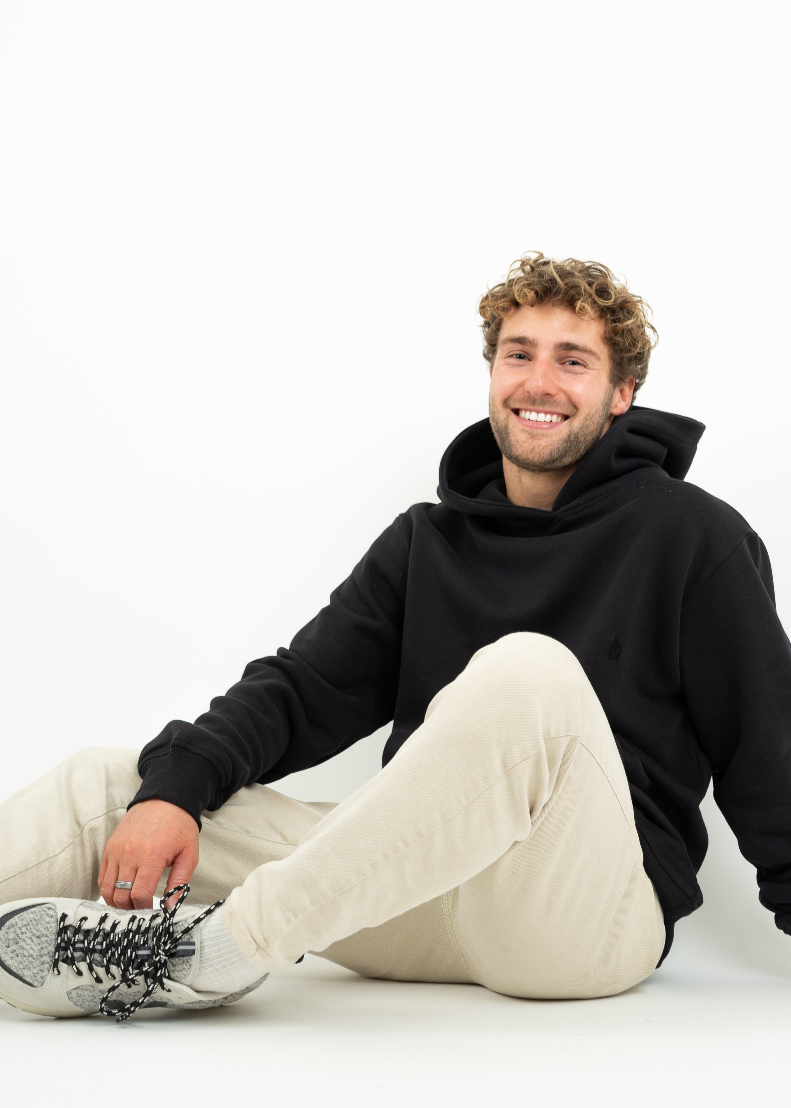 Unser Model Henry ist <strong>178 cm</strong> groß und trägt <strong>Größe L</strong>.#