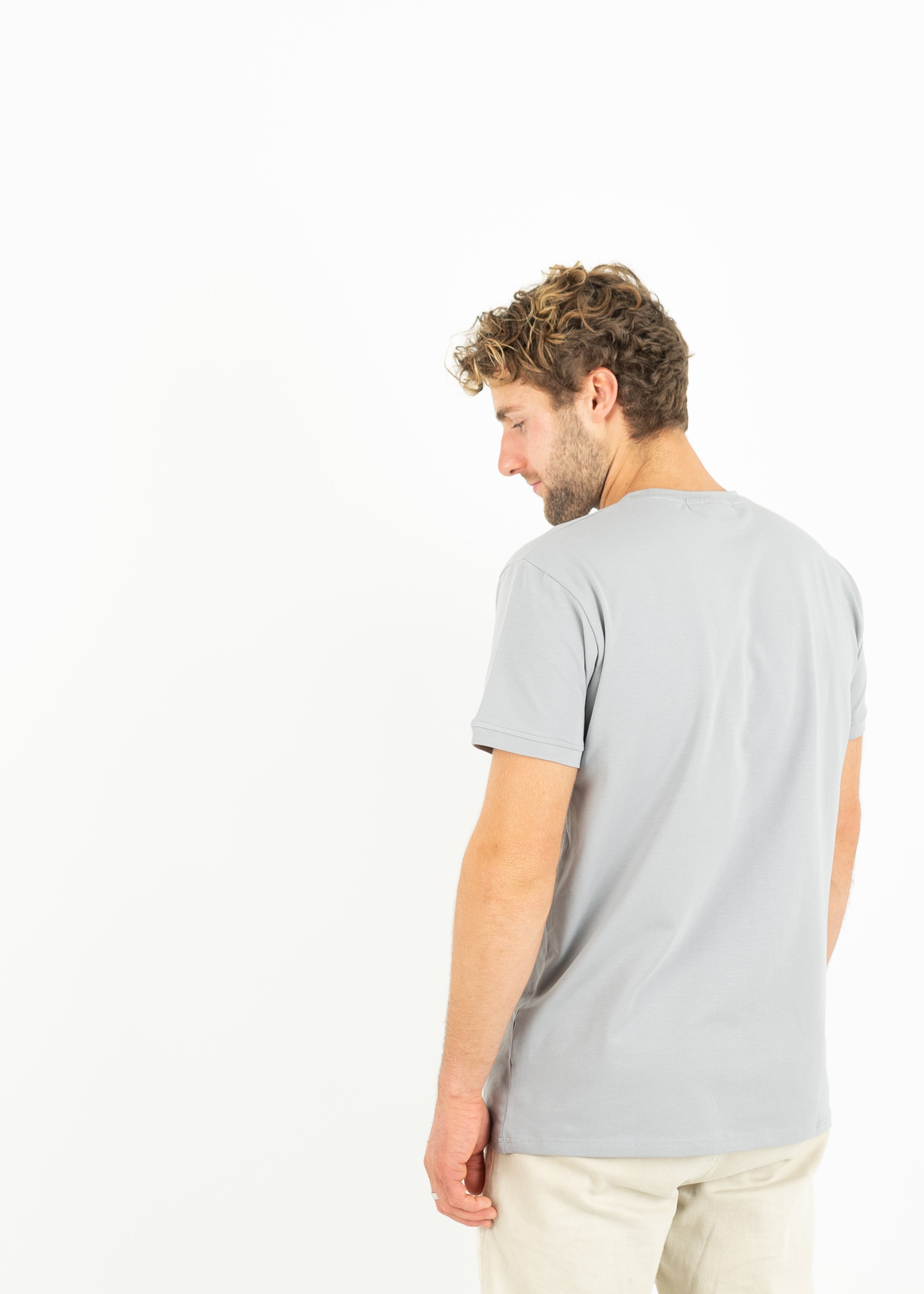 Unser Model Henry ist <strong>178 cm</strong> groß und trägt <strong>Größe L</strong>.#