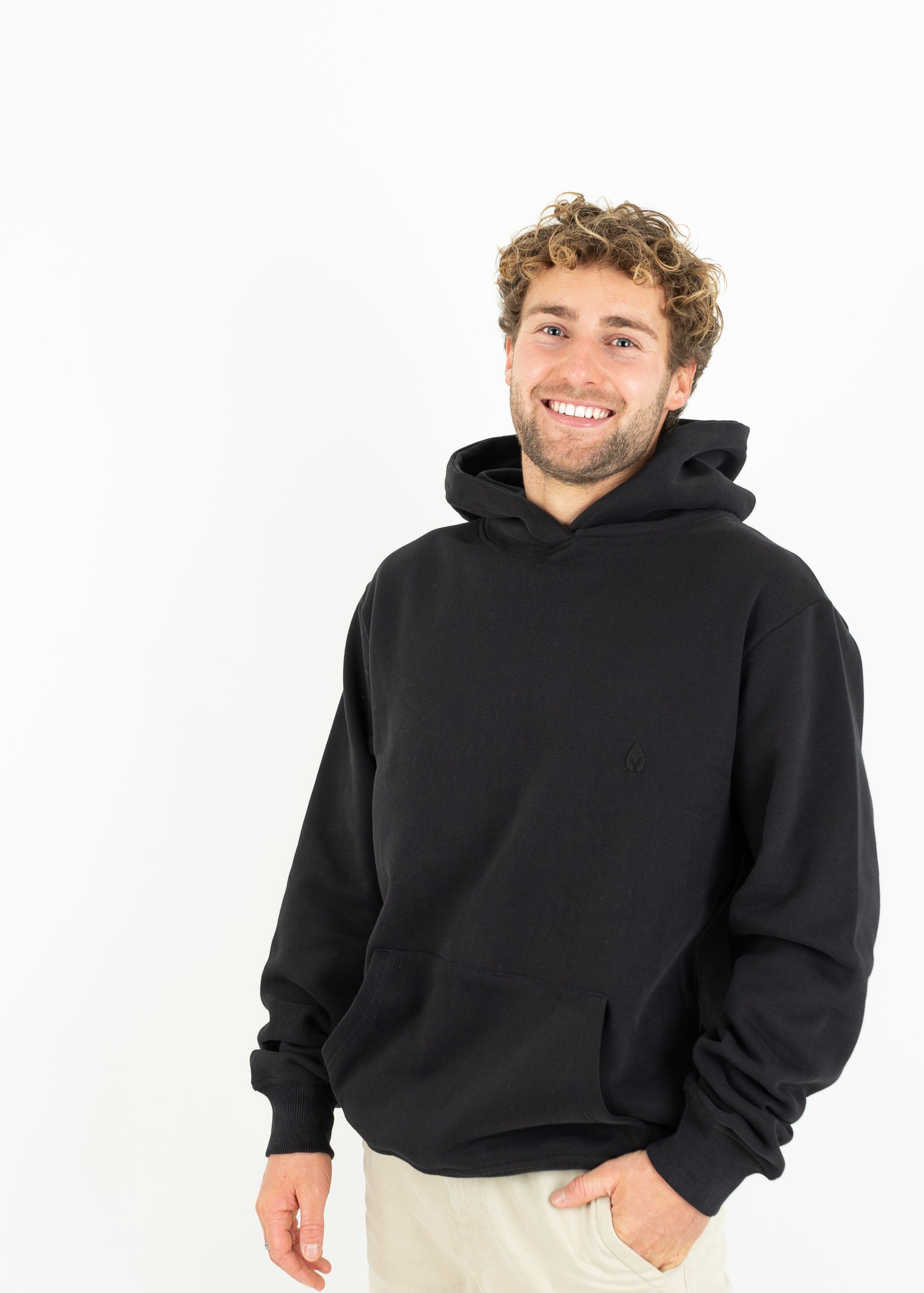 Unser Model Henry ist <strong>178 cm</strong> groß und trägt <strong>Größe L</strong>.#