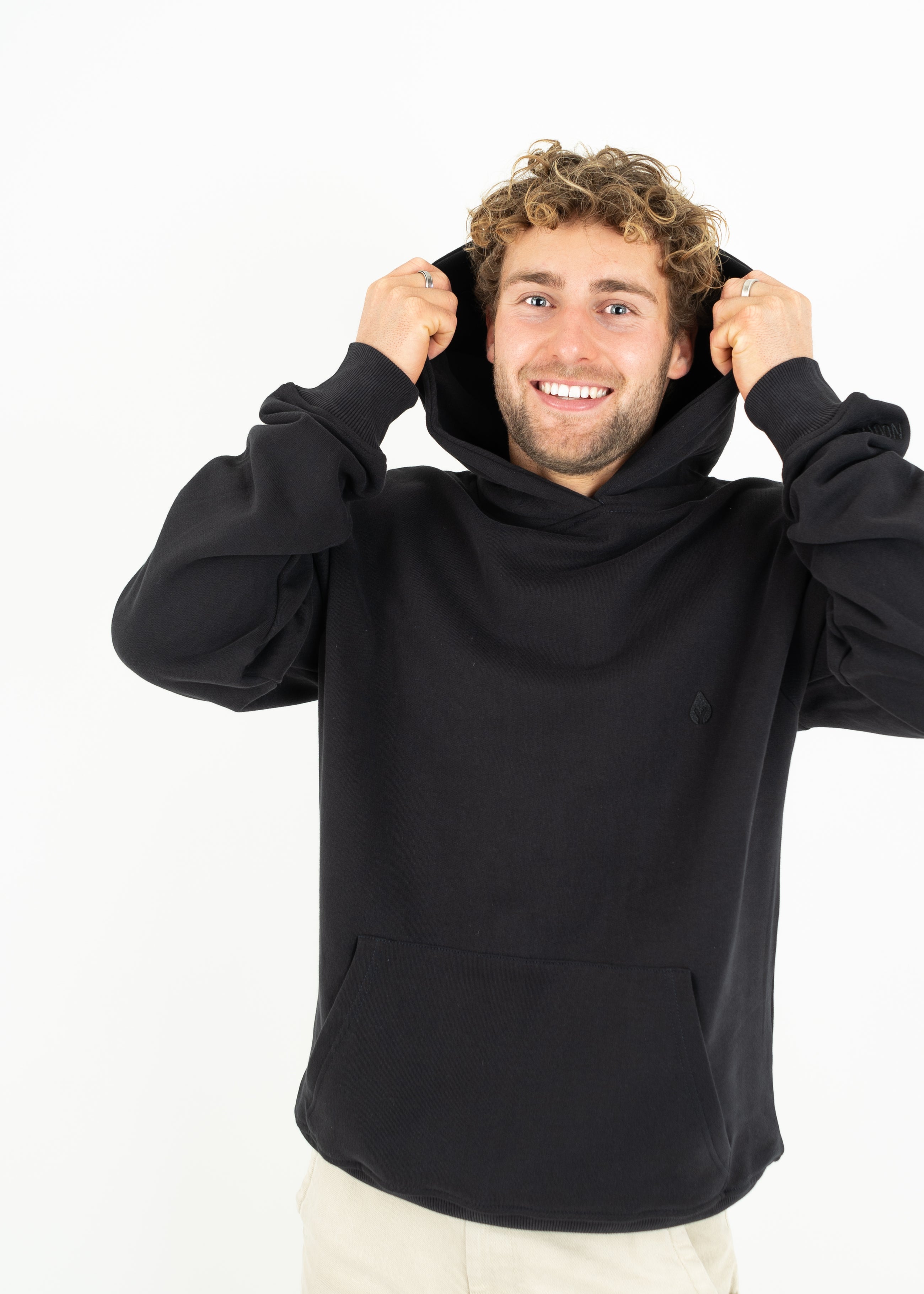 Unser Model Henry ist <strong>178 cm</strong> groß und trägt <strong>Größe L</strong>.#