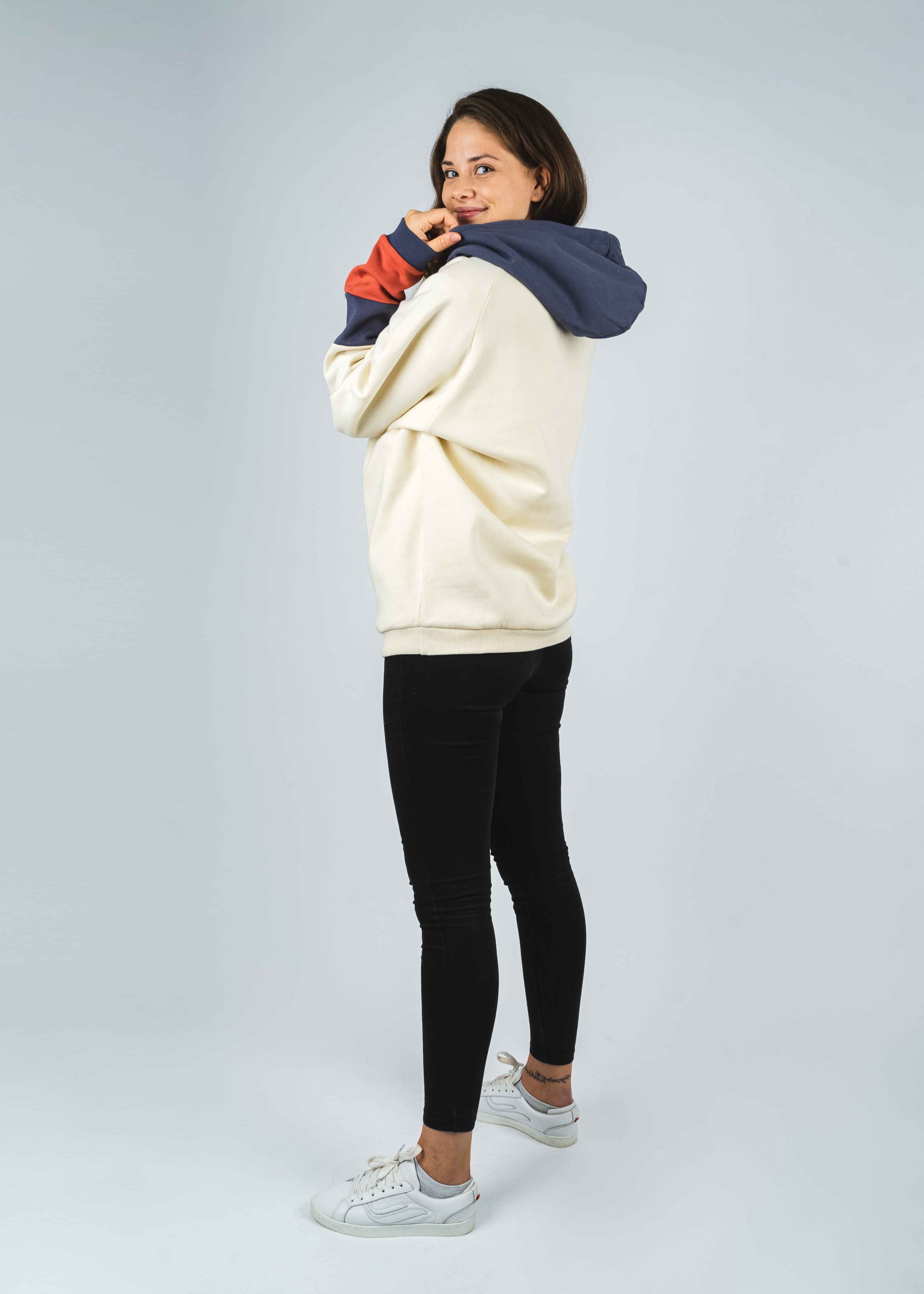 Unser Model Jasmin ist <strong>178 cm</strong> groß und trägt <strong>Größe L</strong>.#