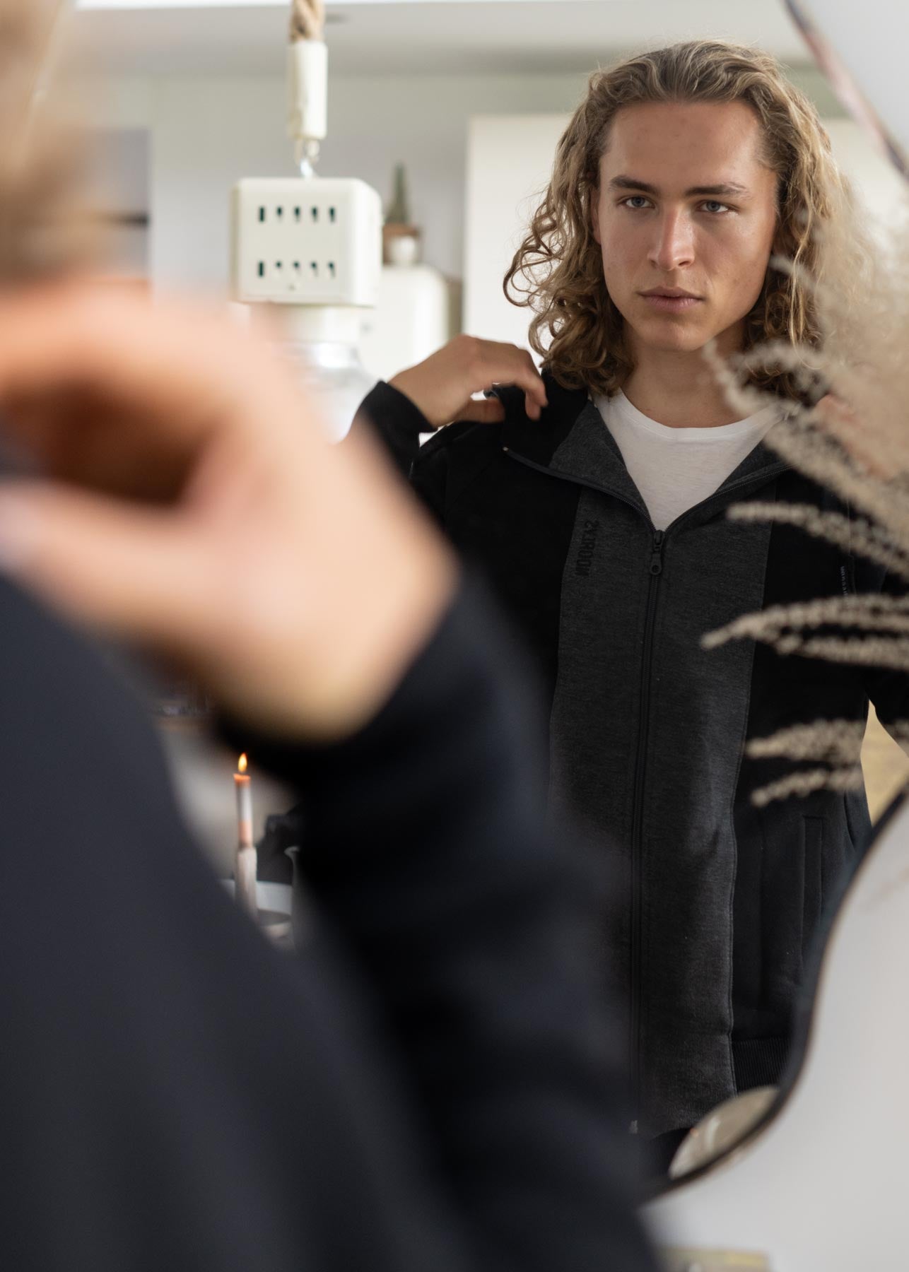 Unser Model Leander ist <strong>190 cm</strong> groß und trägt <strong>Größe L</strong>.#