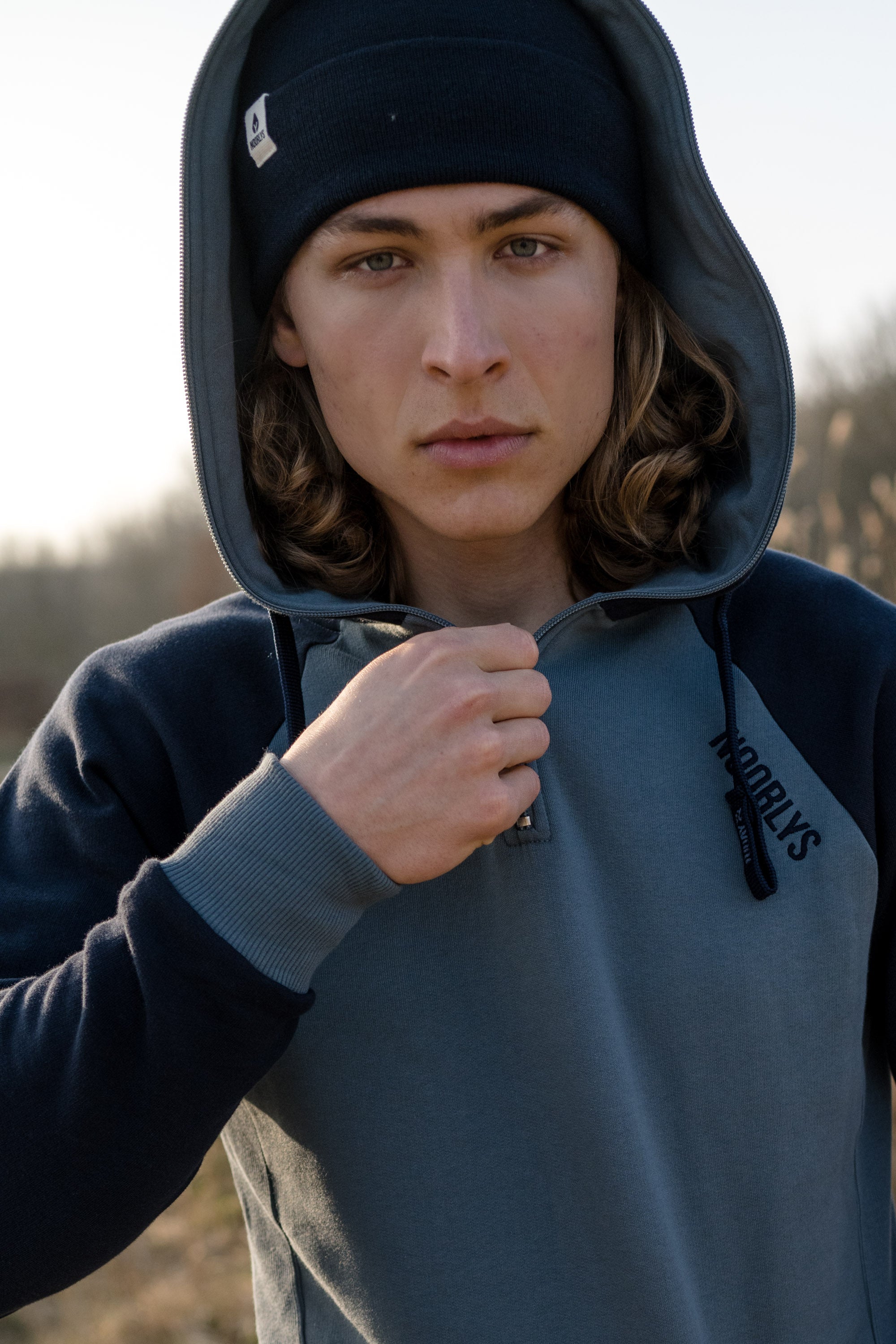 Unser Model Leander ist <strong>190 cm</strong> groß und trägt <strong>Größe L</strong>.#