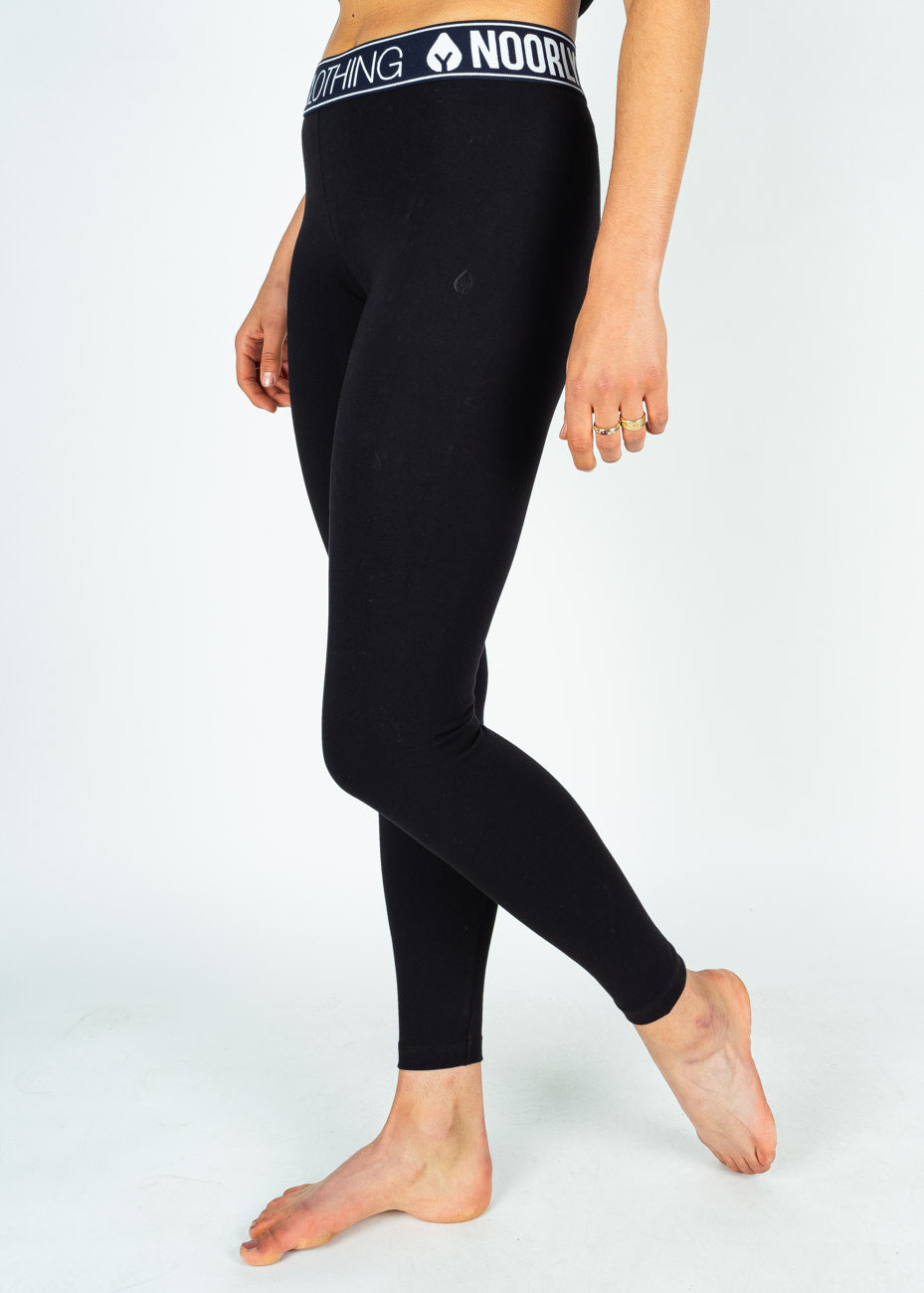 Unser Model Amelie ist <strong>176 cm</strong> groß und trägt <strong>Größe XS</strong>.#