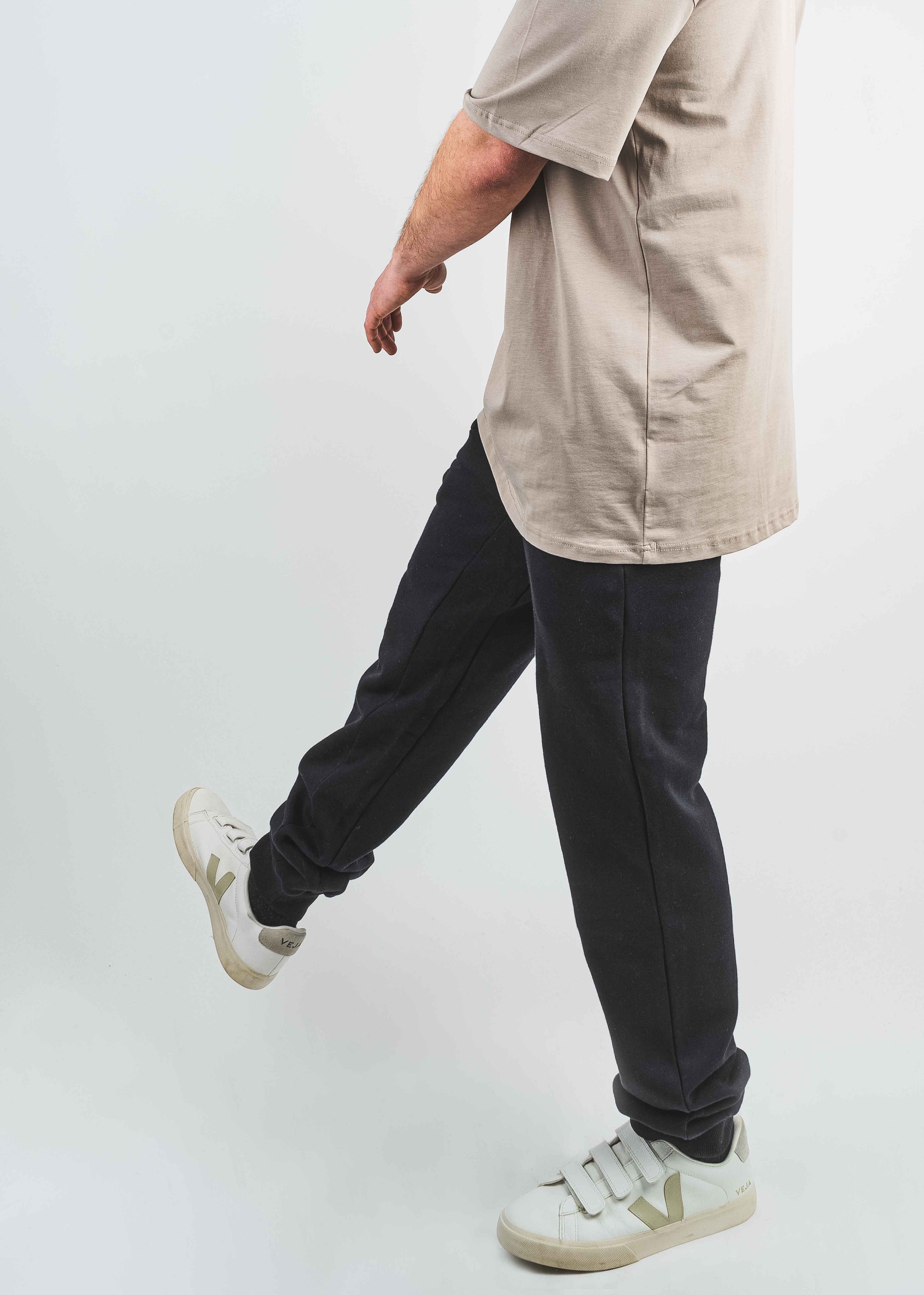 Unser Model Jonas ist <strong>184 cm</strong> groß und trägt <strong>Größe L</strong>.#