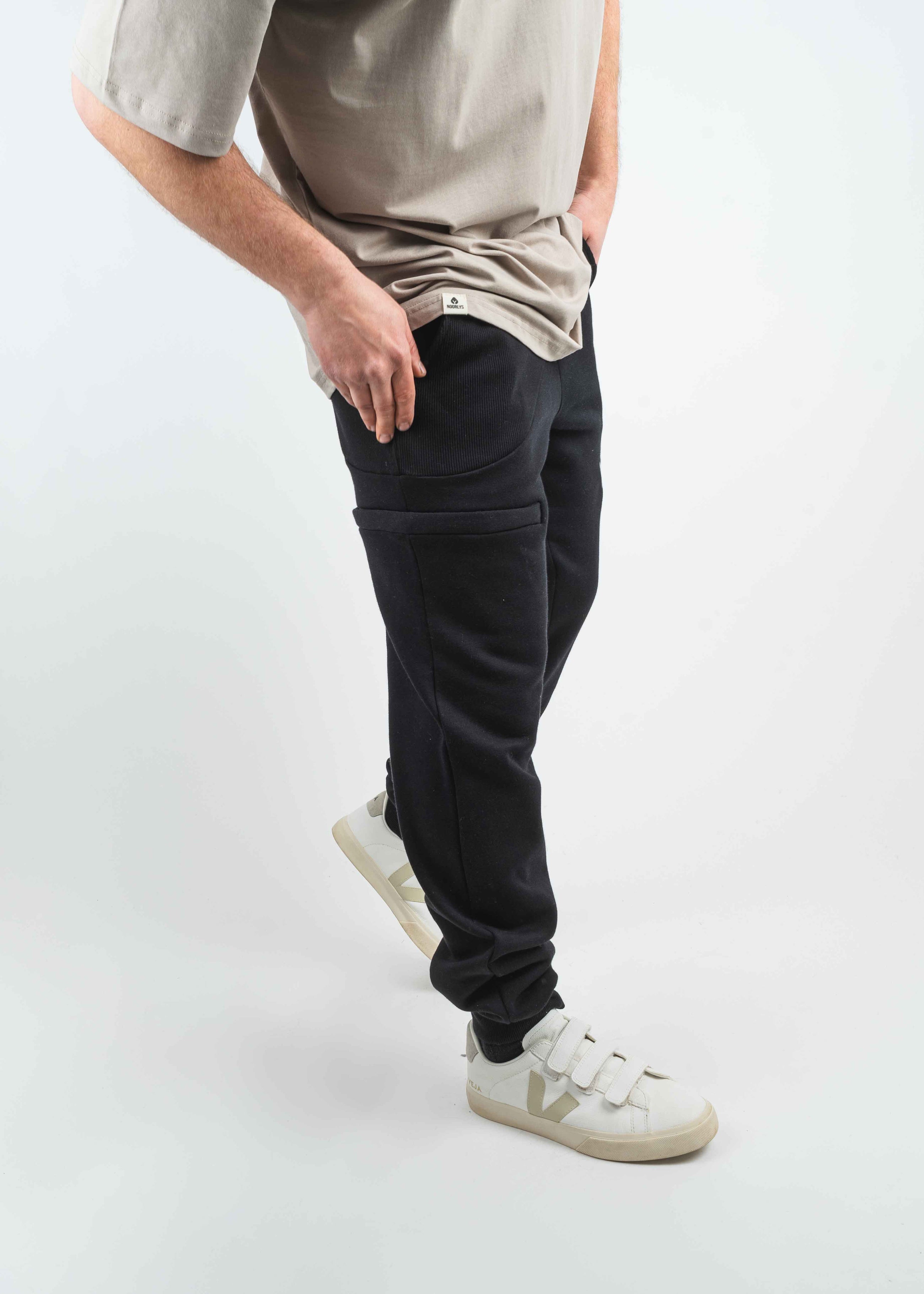 Unser Model Jonas ist <strong>184 cm</strong> groß und trägt <strong>Größe L</strong>.#