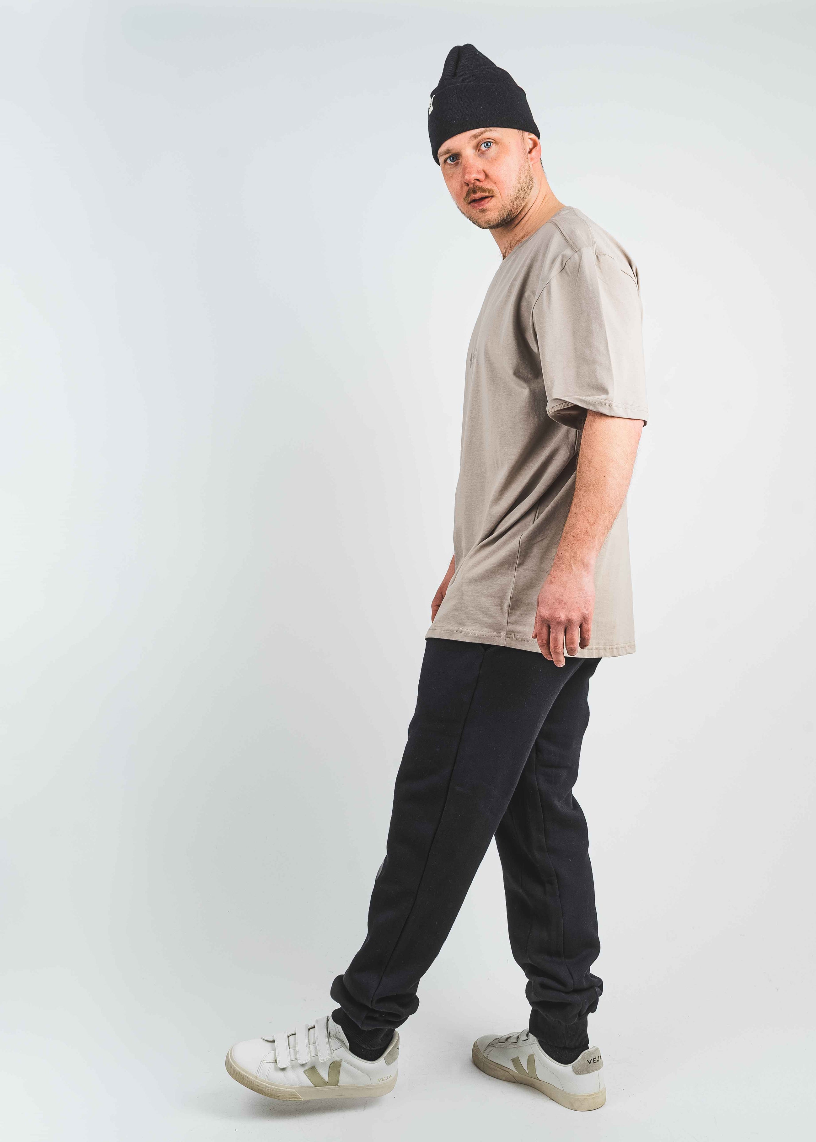 Unser Model Jonas ist <strong>184 cm</strong> groß und trägt <strong>Größe L</strong>.#
