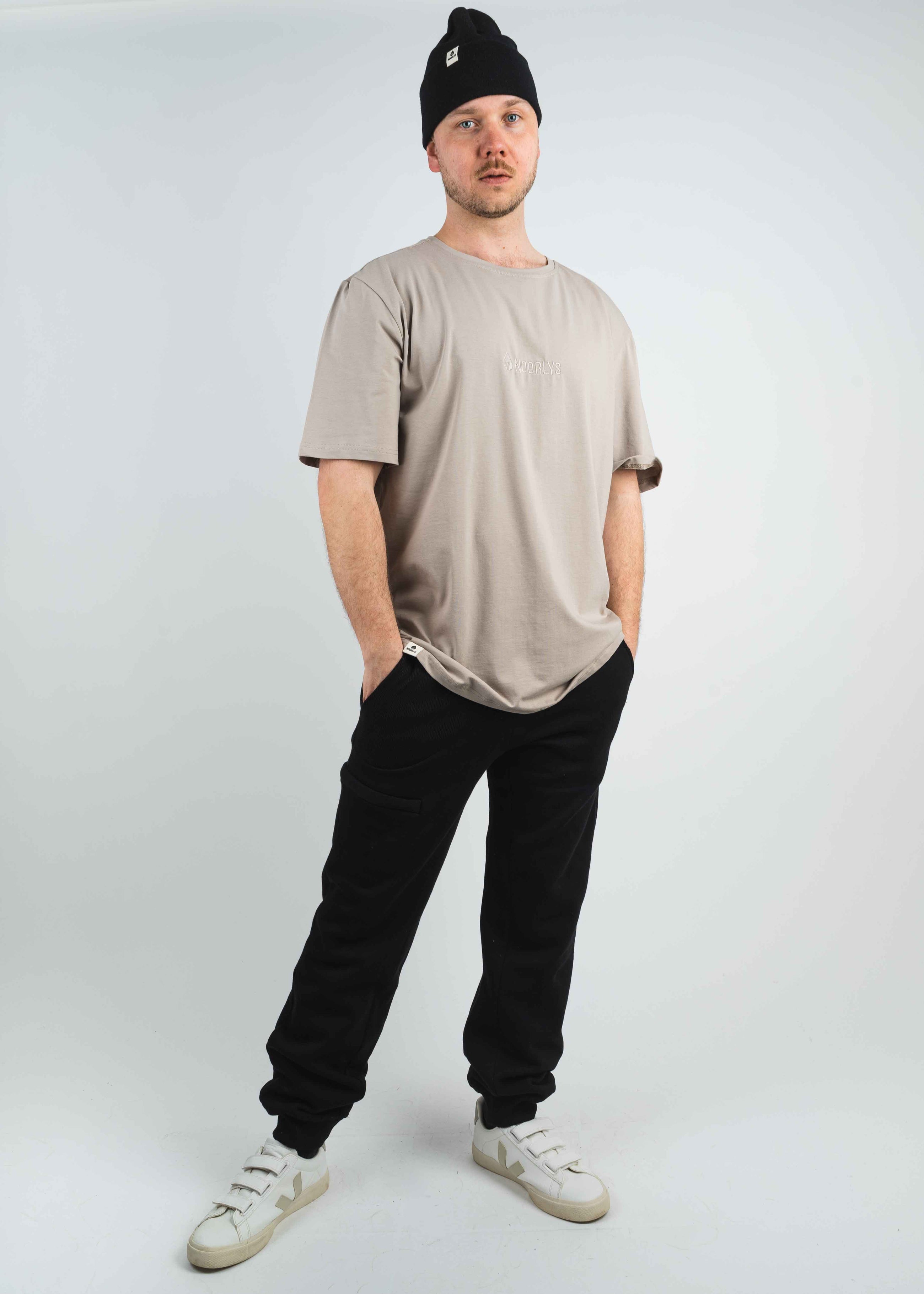 Unser Model Jonas ist <strong>184 cm</strong> groß und trägt <strong>Größe L</strong>.#