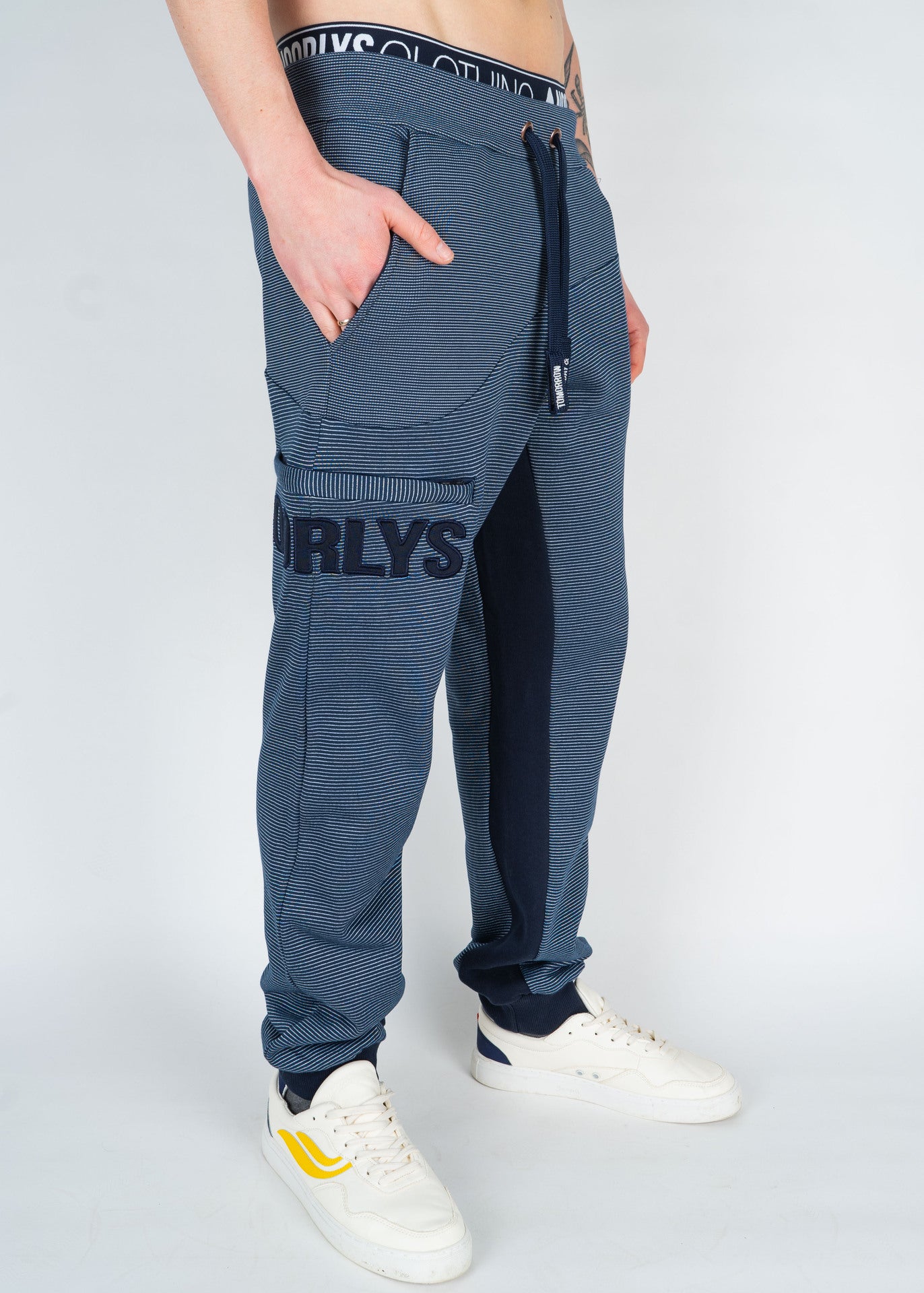Unser Model Leander ist <strong>190 cm</strong> groß und trägt <strong>Größe L</strong>.#
