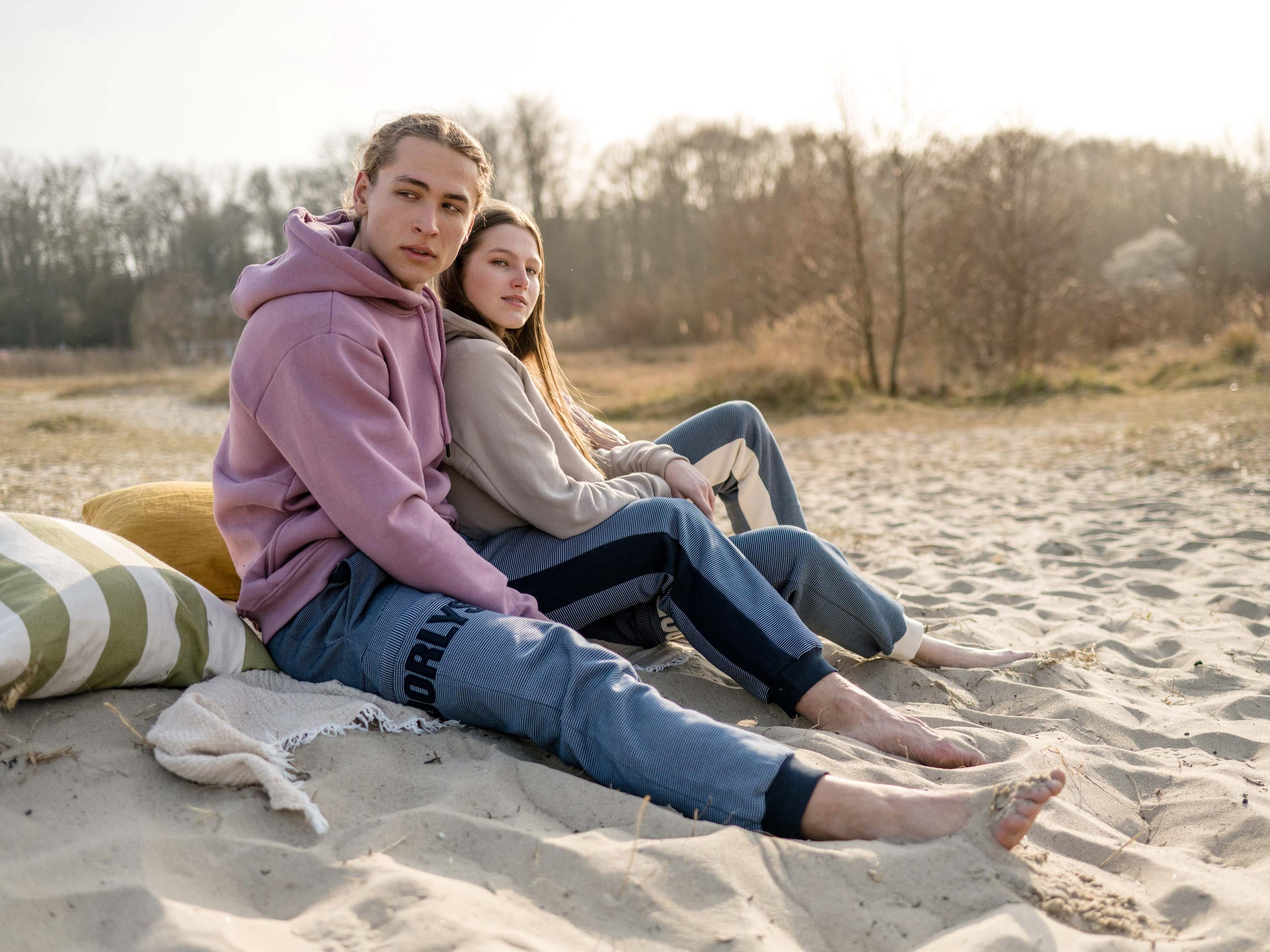 Unser Model Leander ist <strong>190 cm</strong> groß und trägt <strong>Größe L</strong>.#