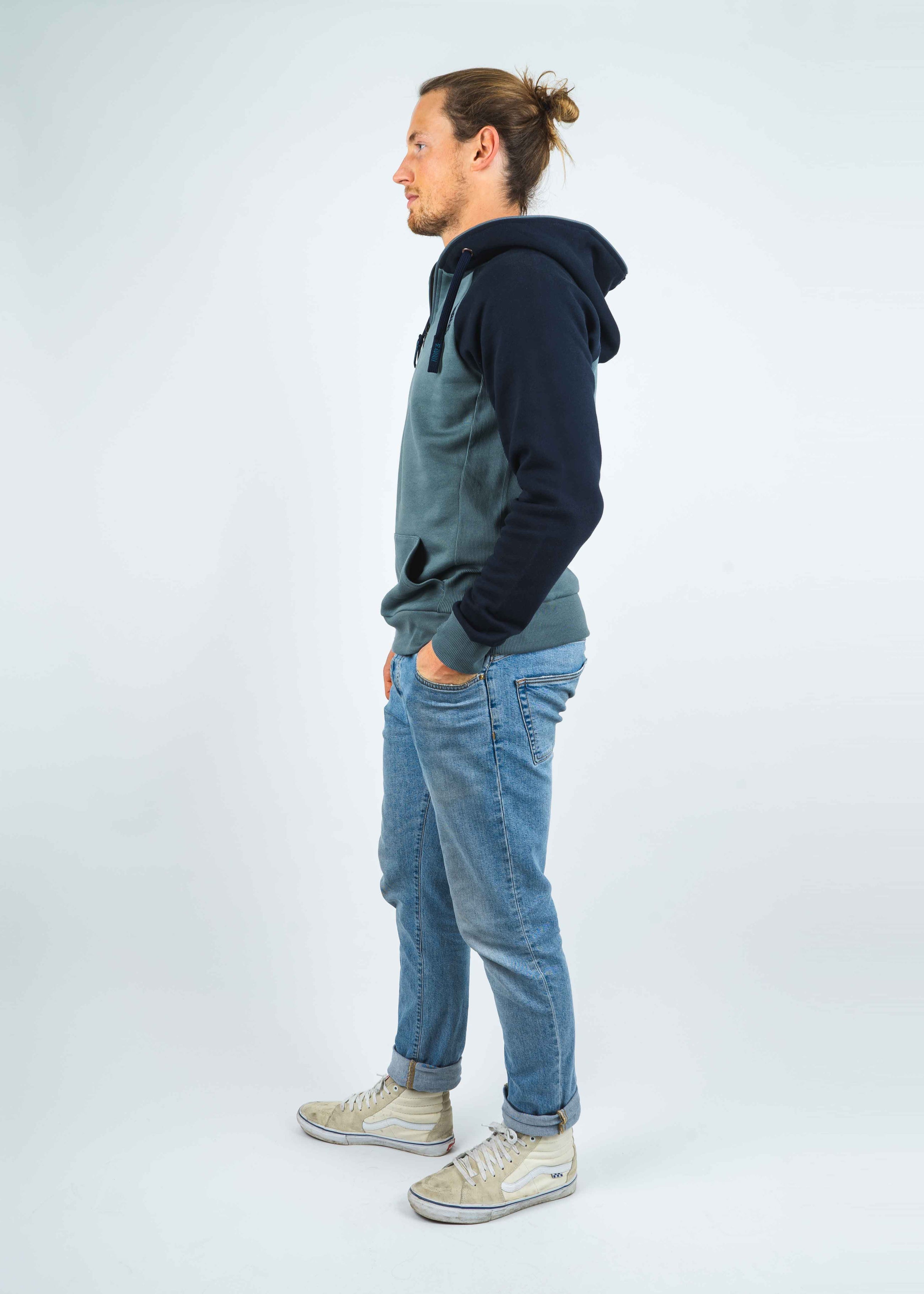 Unser Model Malte ist <strong>192 cm</strong> groß und trägt <strong>Größe XL</strong>.#