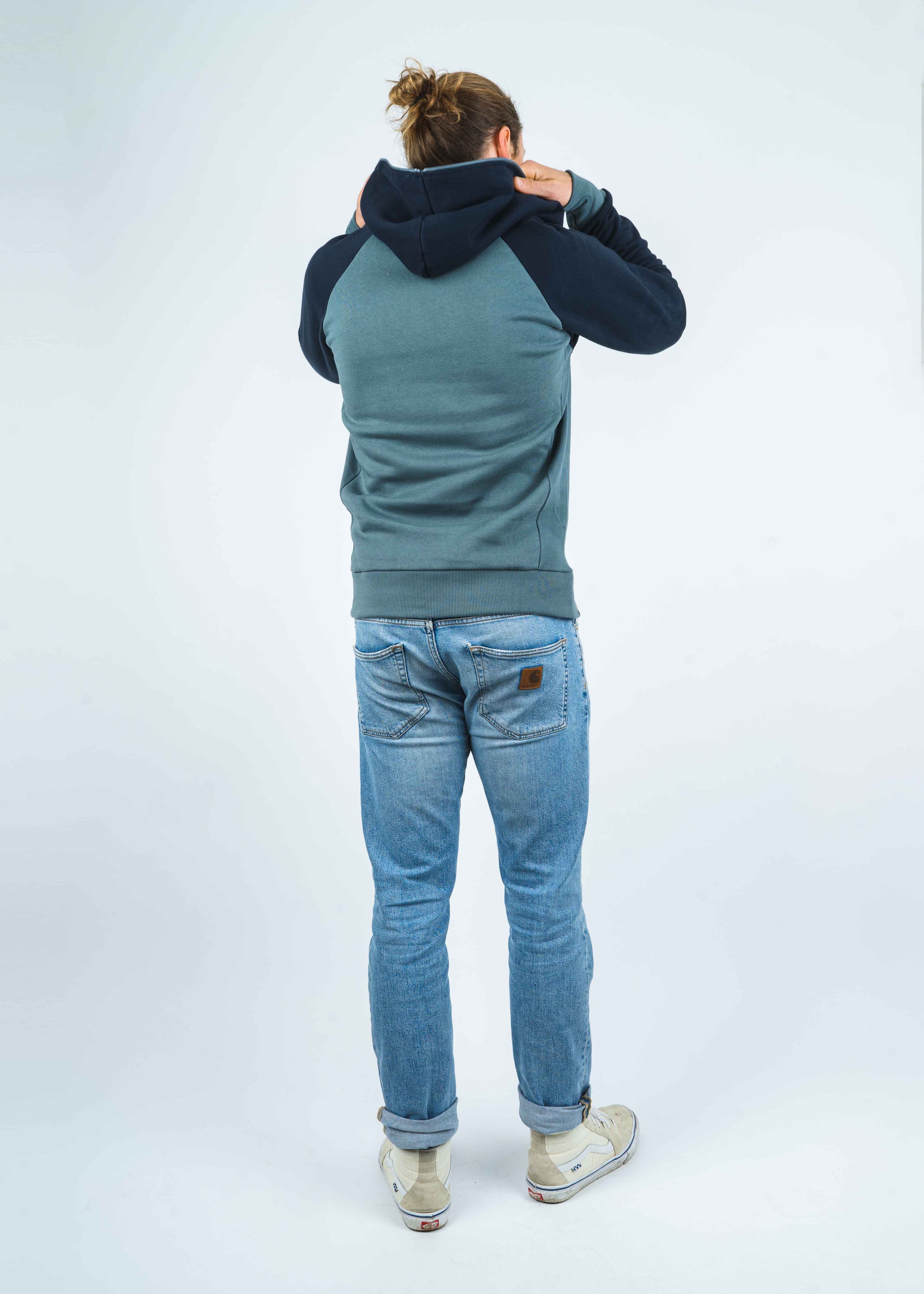 Unser Model Malte ist <strong>192 cm</strong> groß und trägt <strong>Größe XL</strong>.#