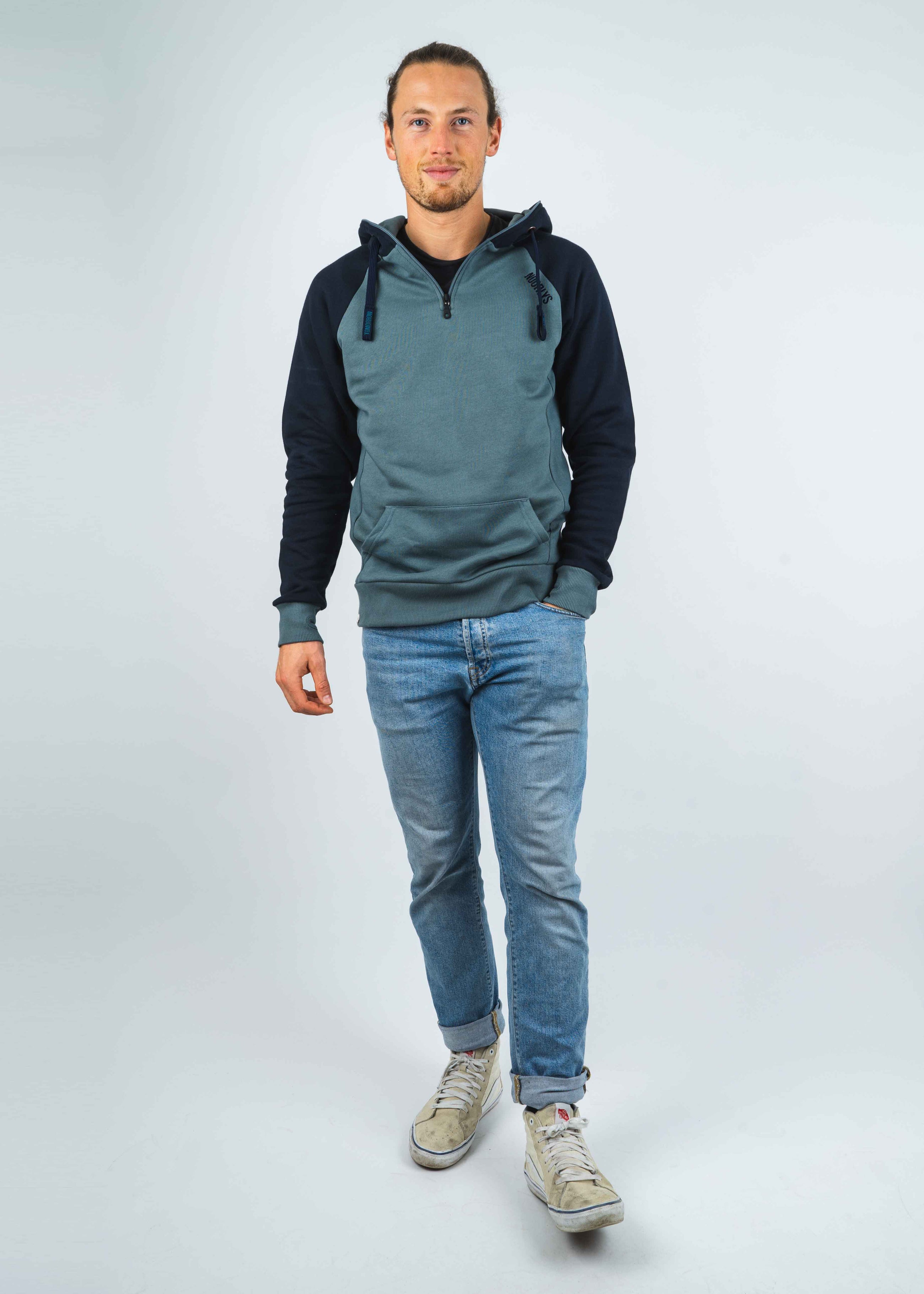 Unser Model Malte ist <strong>192 cm</strong> groß und trägt <strong>Größe XL</strong>.#