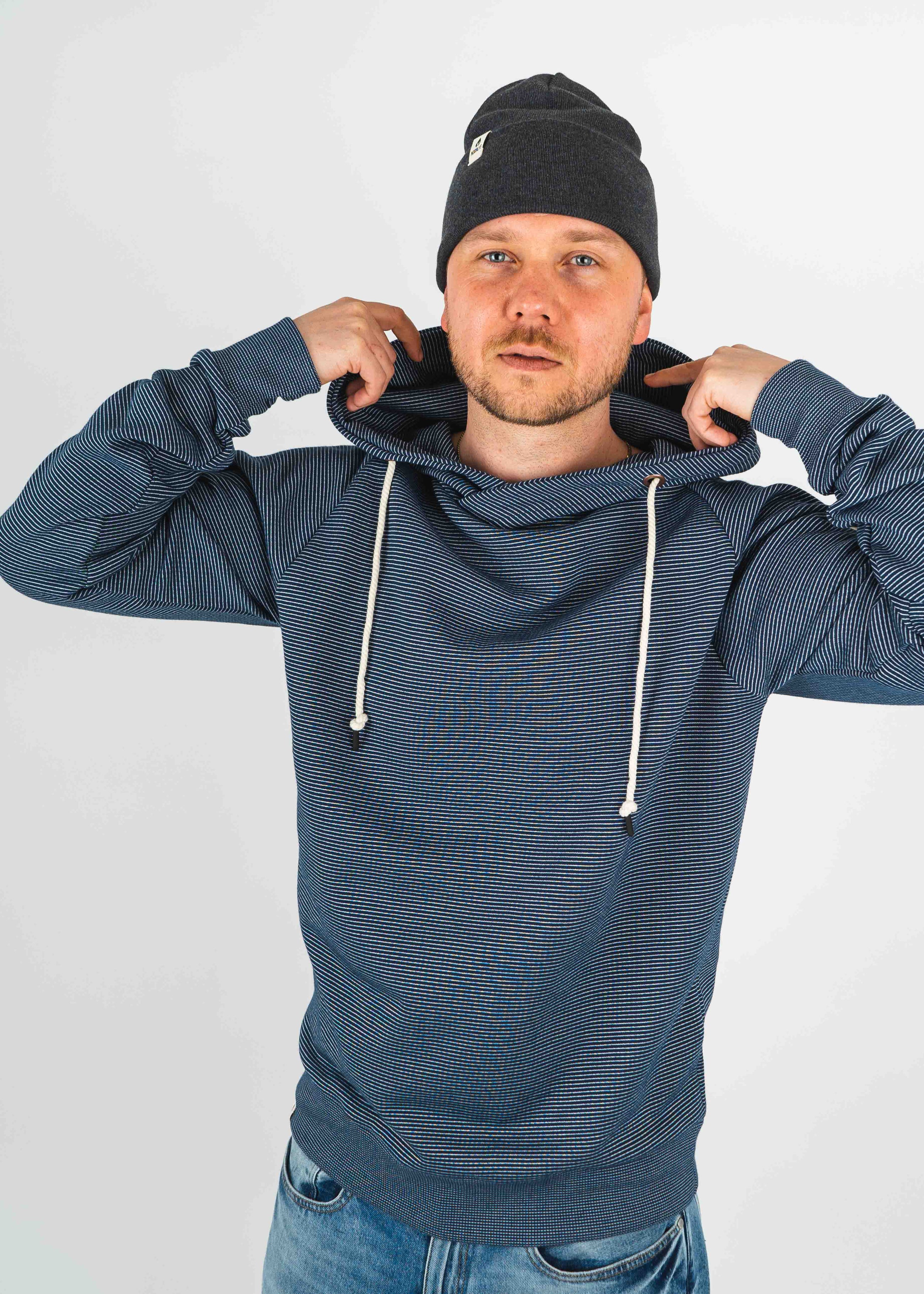 Unser Model Jonas ist <strong>184 cm</strong> groß und trägt <strong>Größe L</strong>.#