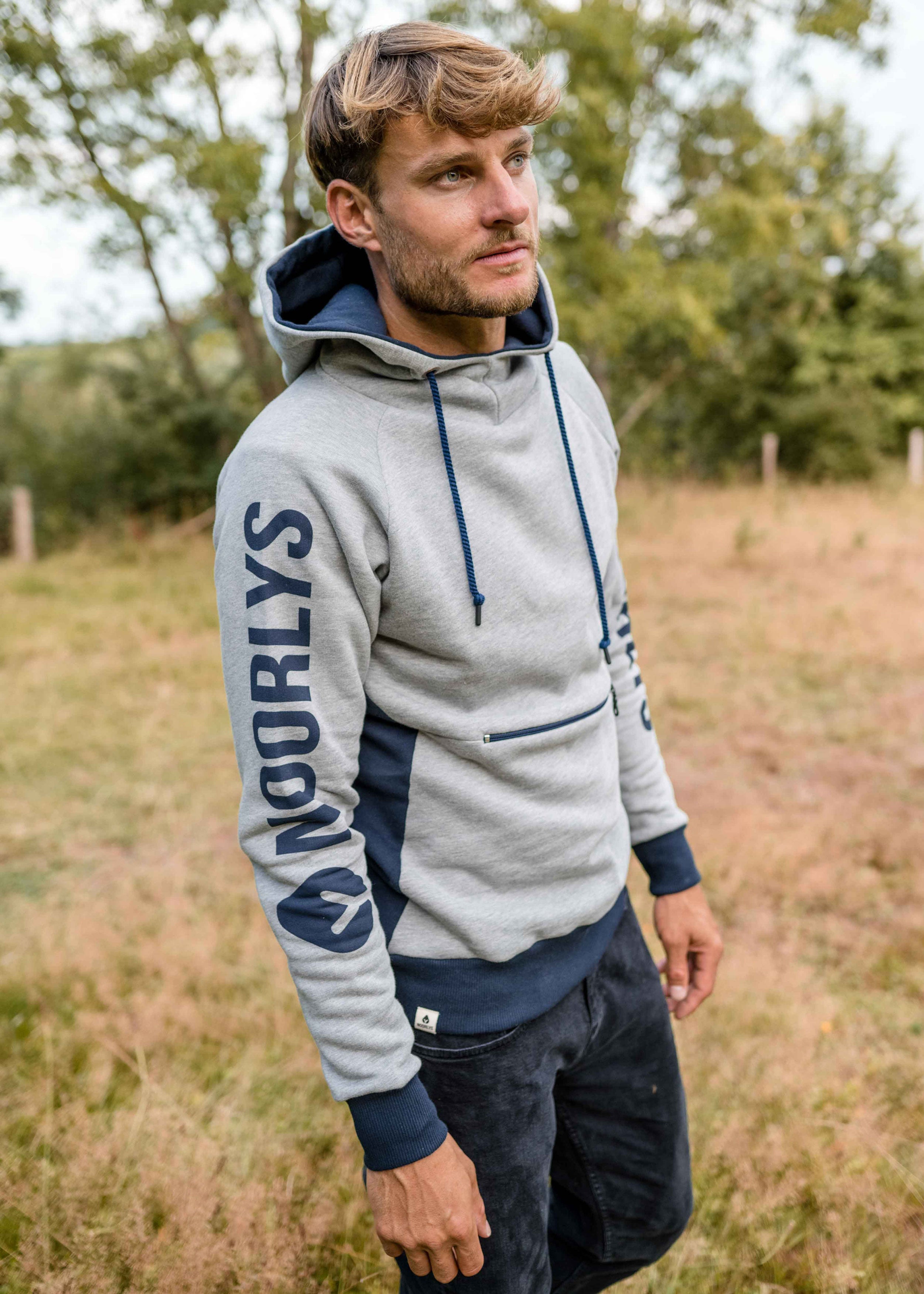 Unser Model Henning ist <strong>191 cm</strong> groß und trägt <strong>Größe L</strong>.#