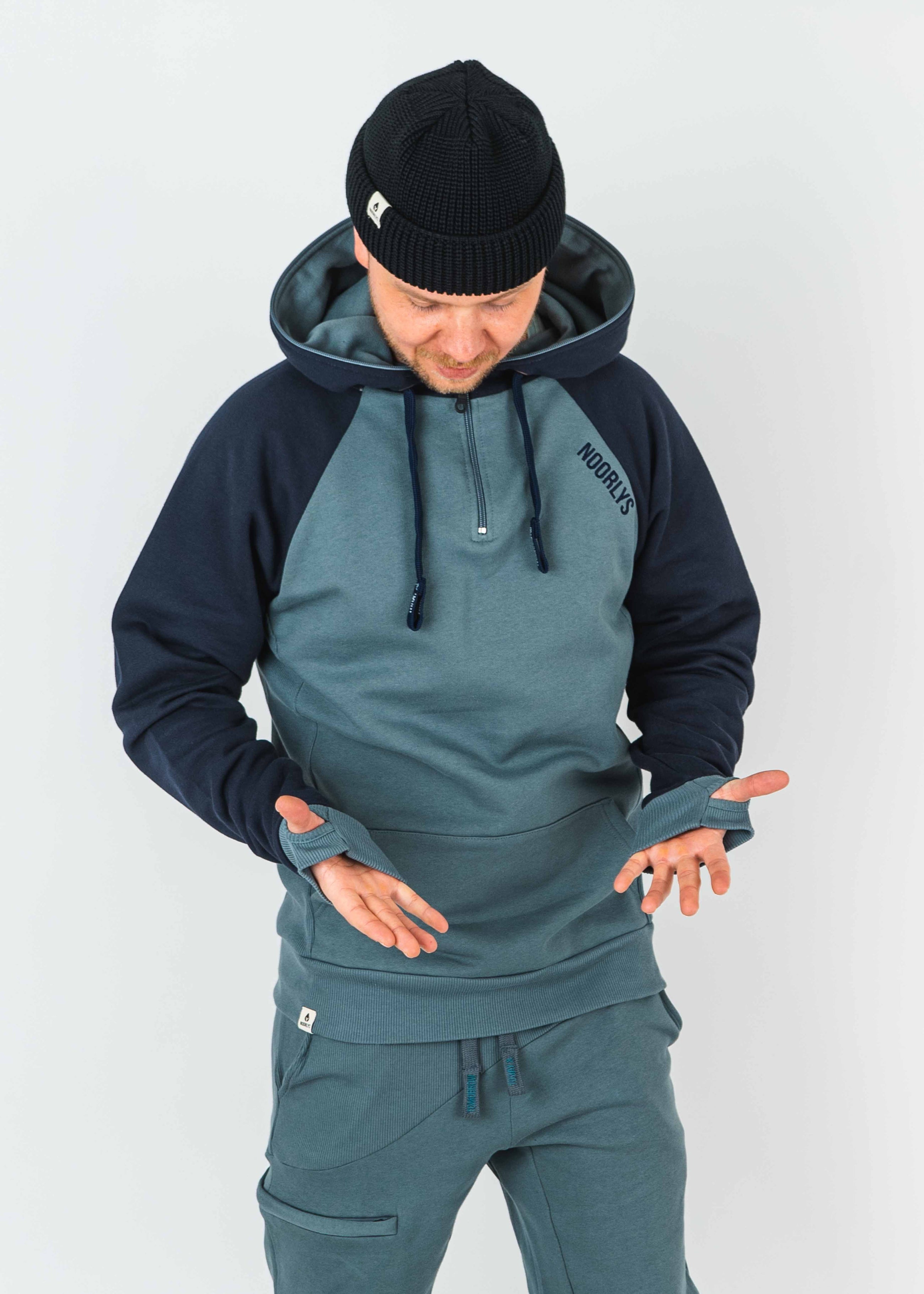 Unser Model Jonas ist <strong>184 cm</strong> groß und trägt <strong>Größe L</strong>.#