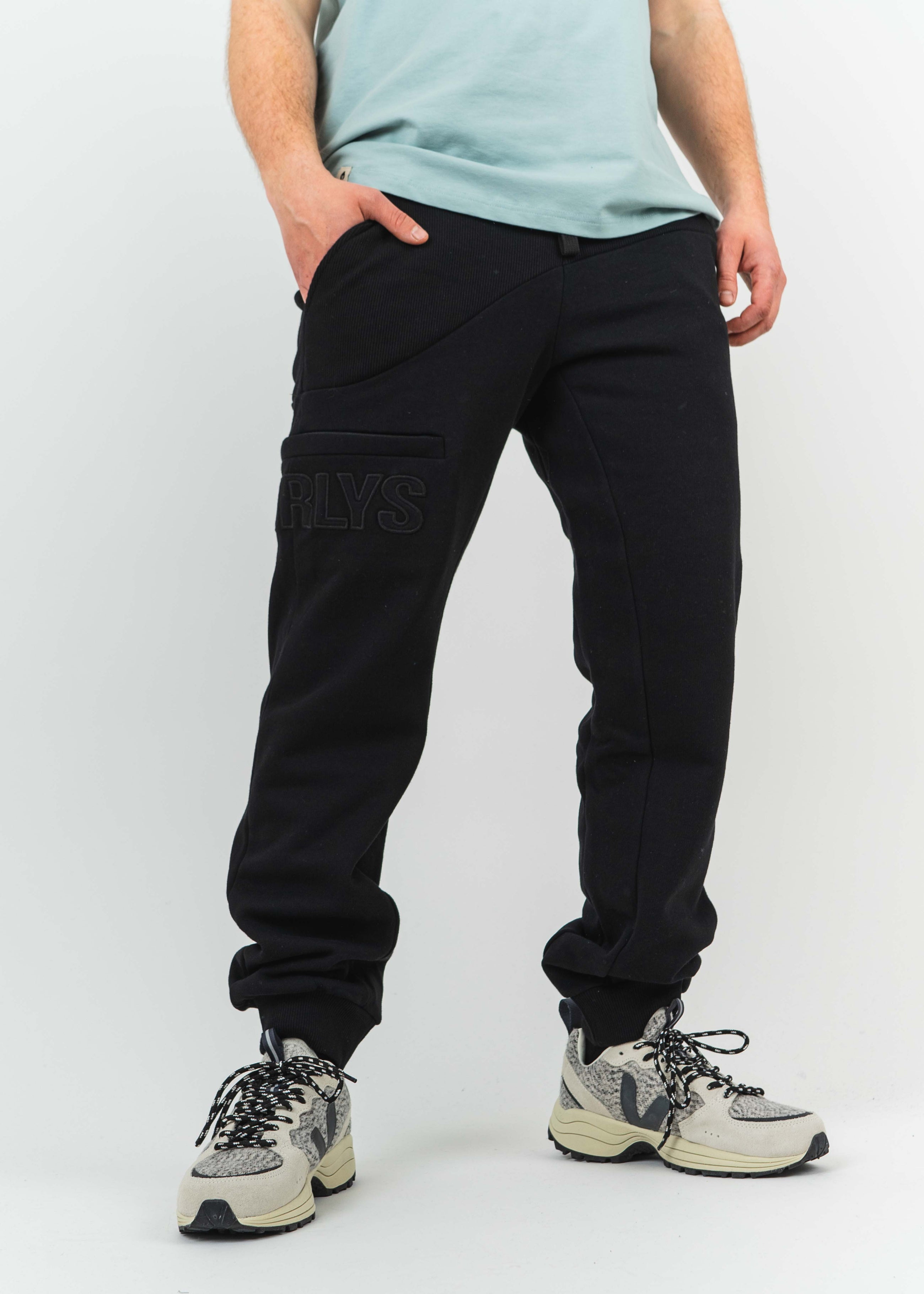 Unser Model Jonas ist <strong>184 cm</strong> groß und trägt <strong>Größe L</strong>.#