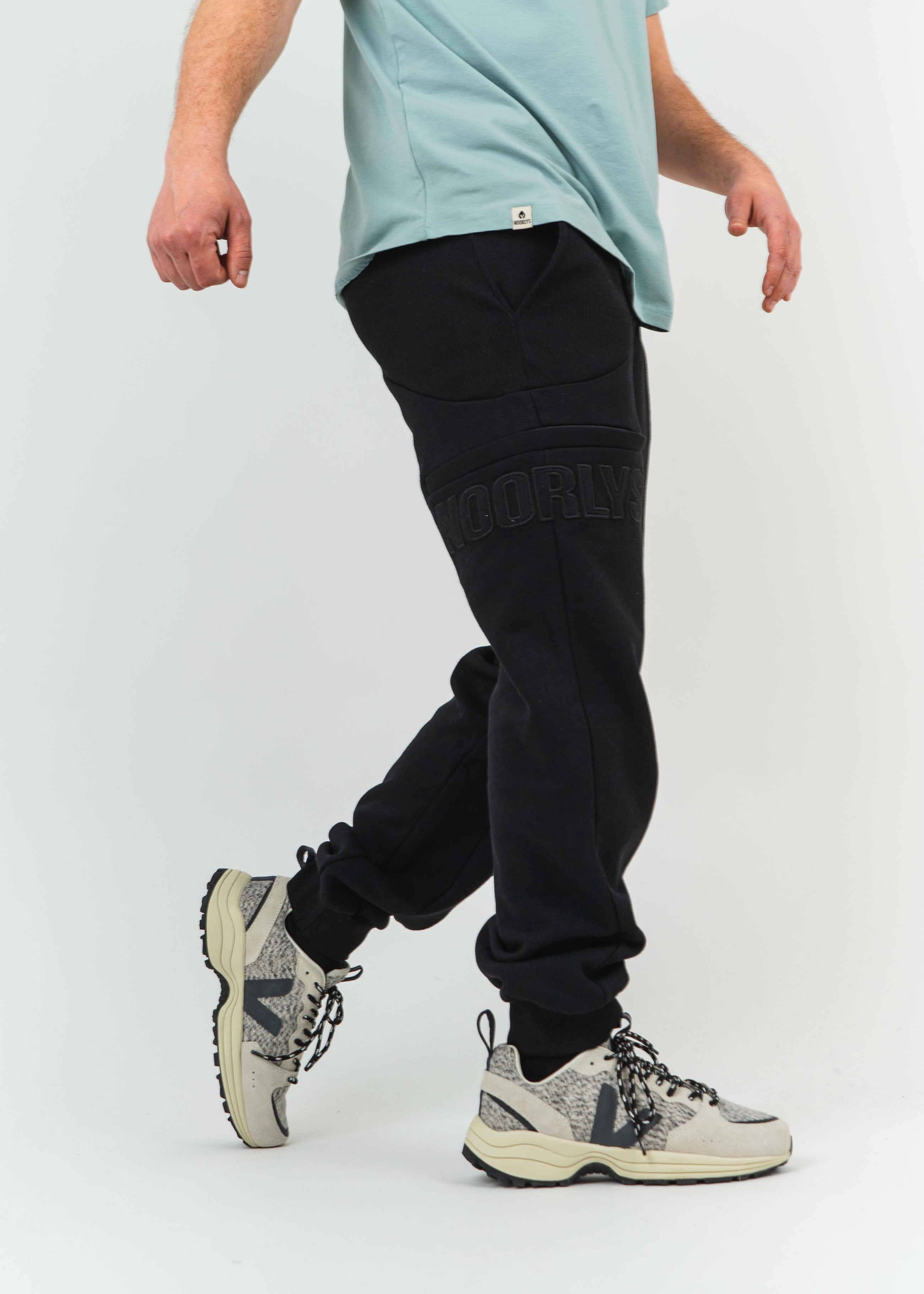 Unser Model Jonas ist <strong>184 cm</strong> groß und trägt <strong>Größe L</strong>.#