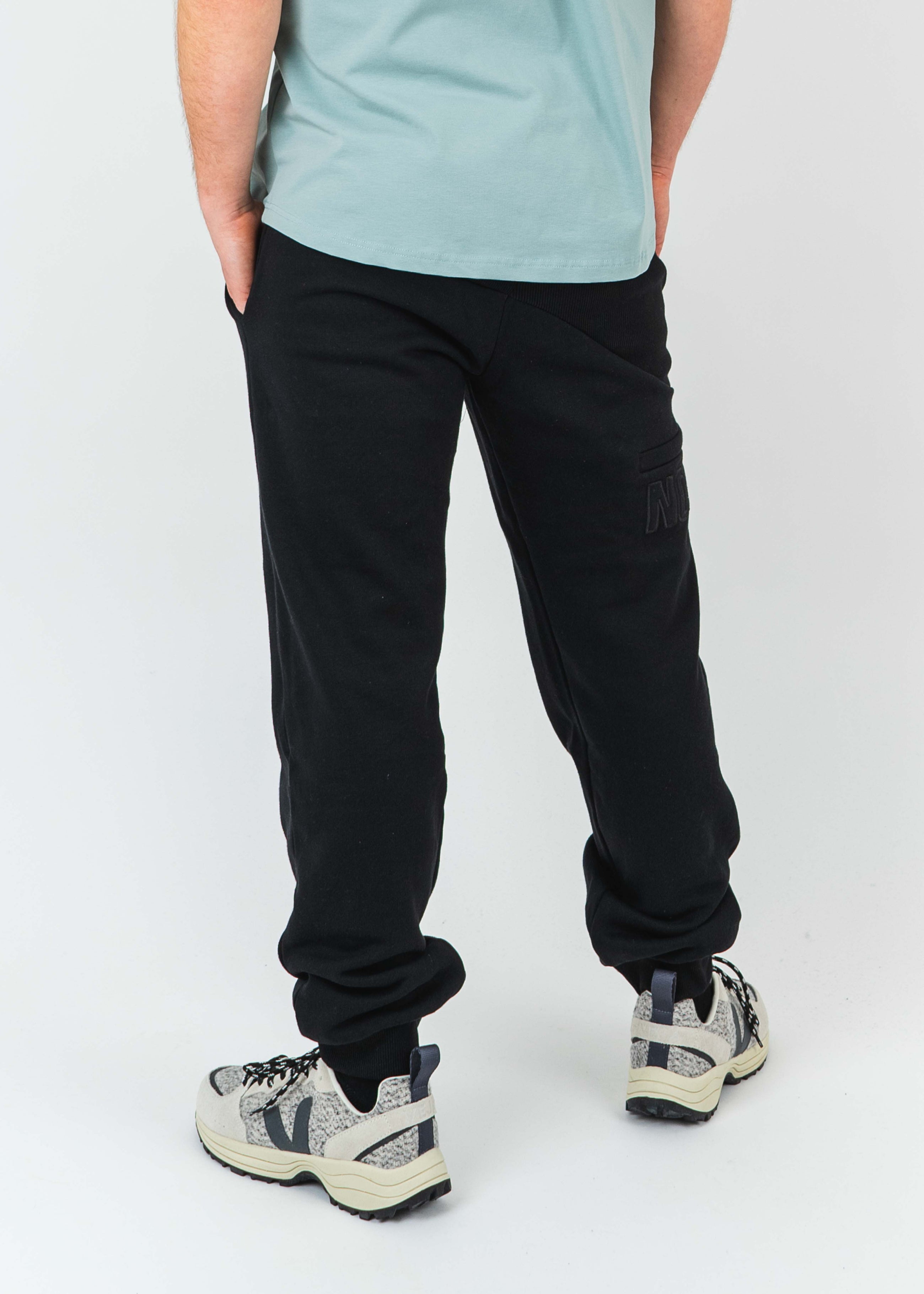 Unser Model Jonas ist <strong>184 cm</strong> groß und trägt <strong>Größe L</strong>.#