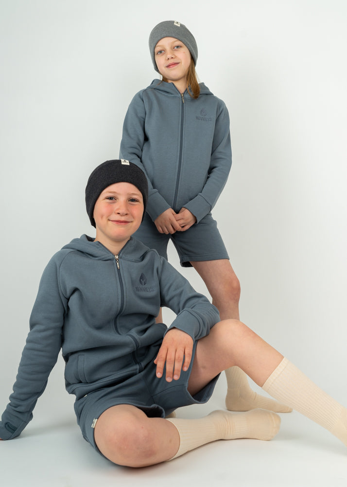 Unser Model Joris ist <strong>150 cm</strong> groß und trägt <strong>Größe 146-152</strong>.#
