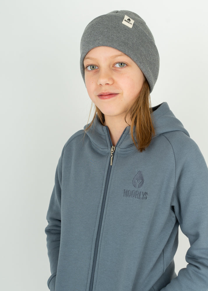 Unser Model Lulu ist <strong>136 cm</strong> groß und trägt <strong>Größe 134-140</strong>.#