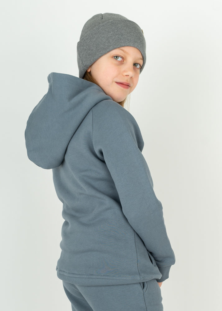 Unser Model Lulu ist <strong>136 cm</strong> groß und trägt <strong>Größe 134-140</strong>.#