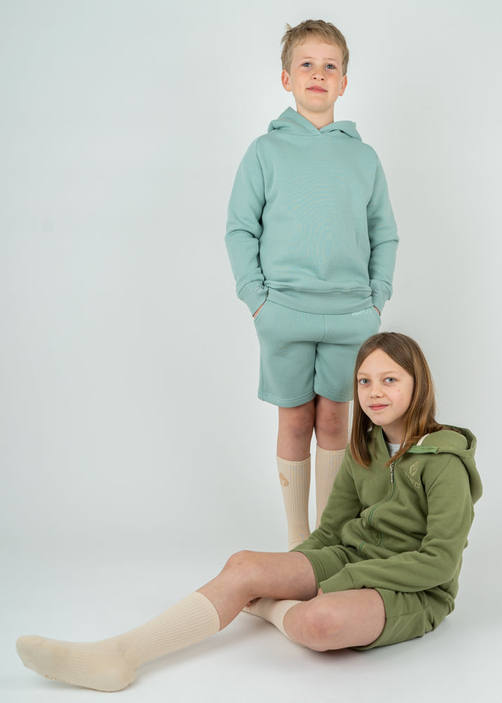 Unser Model Joris ist <strong>150 cm</strong> groß und trägt <strong>Größe 146-152</strong>.#