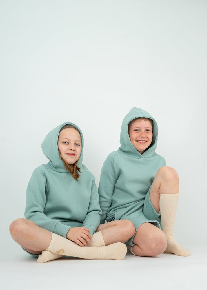 Unser Model Lulu ist <strong>136 cm</strong> groß und trägt <strong>Größe 134-140</strong>.#