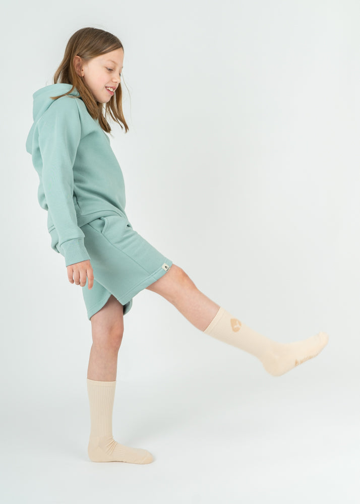 Unser Model Lulu ist <strong>136 cm</strong> groß und trägt <strong>Größe 134-140</strong>.#