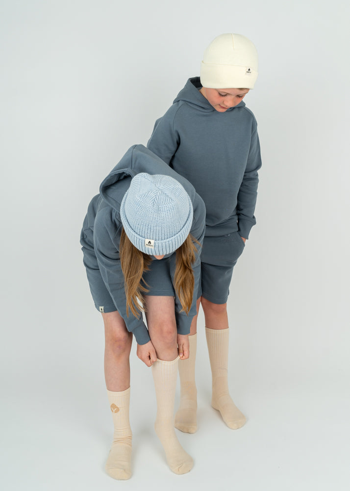 Unser Model Lulu ist <strong>136 cm</strong> groß und trägt <strong>Größe 134-140</strong>.#