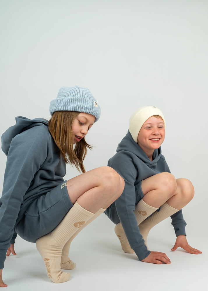 Unser Model Lulu ist <strong>136 cm</strong> groß und trägt <strong>Größe 134-140</strong>.#