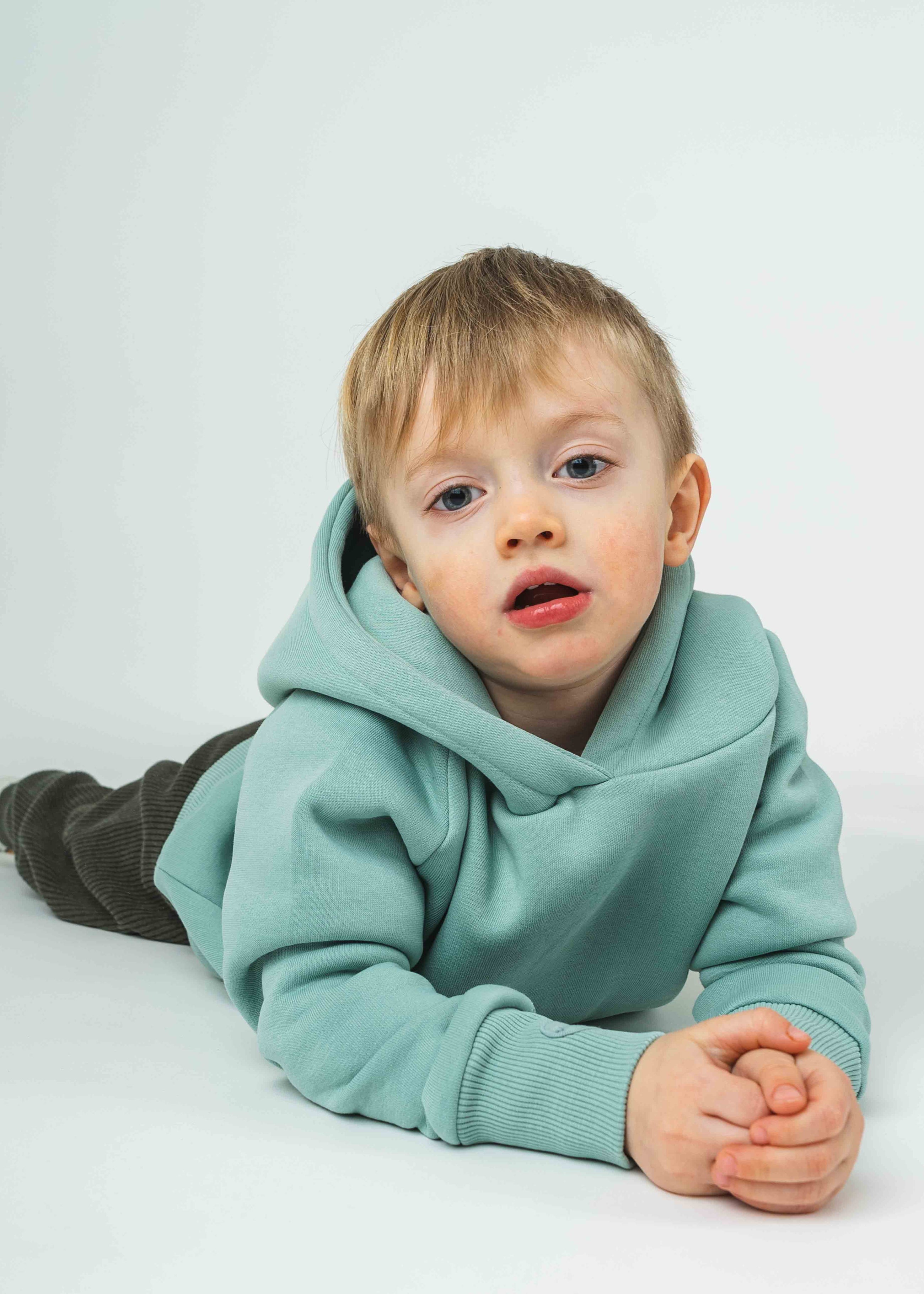 Unser Model Klaas ist <strong>100 cm</strong> groß und trägt <strong>Größe 98-104</strong>.#