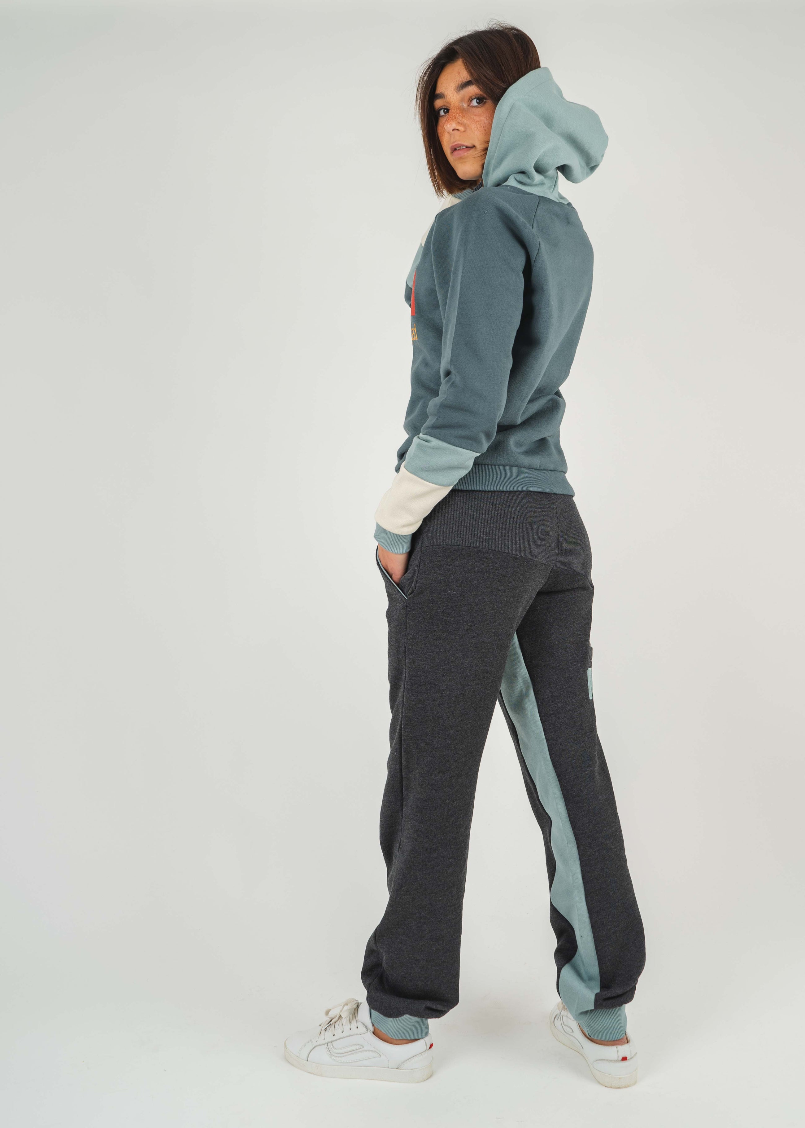 Unser Model Acelya ist <strong>173 cm</strong> groß und trägt <strong>Größe S</strong>.#