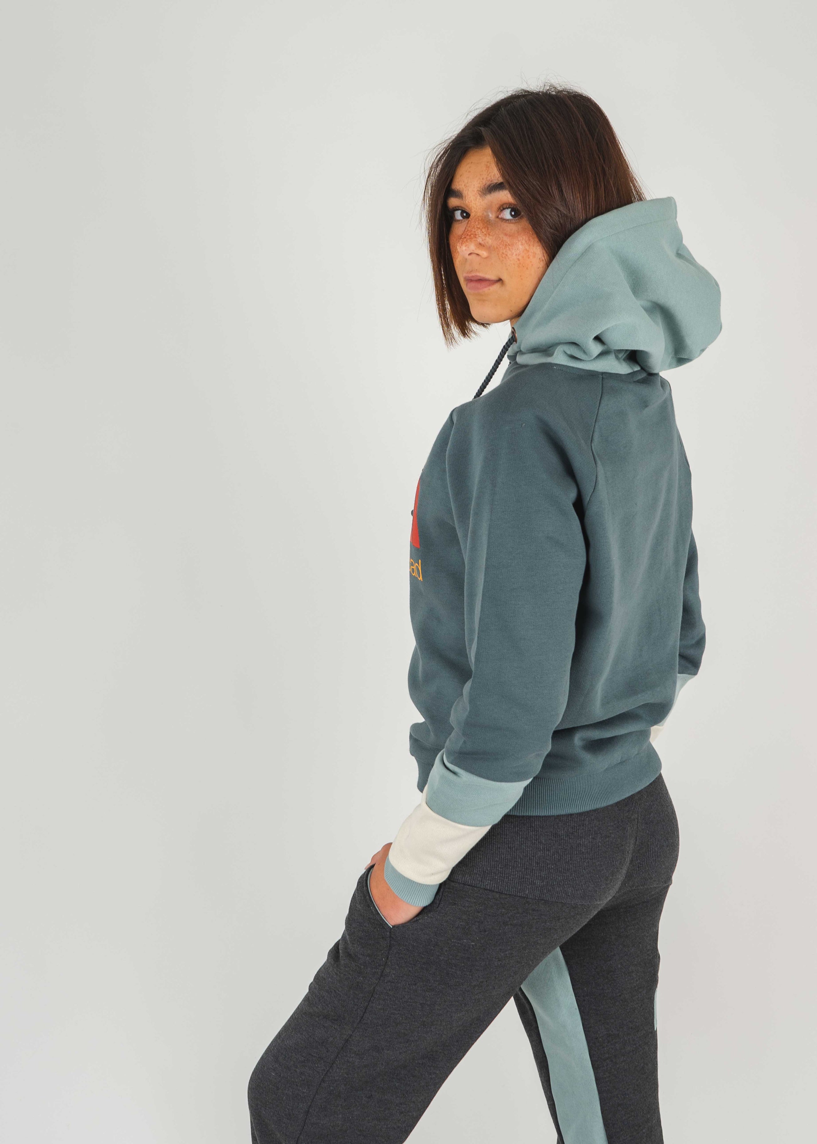 Unser Model Acelya ist <strong>173 cm</strong> groß und trägt <strong>Größe S</strong>.#