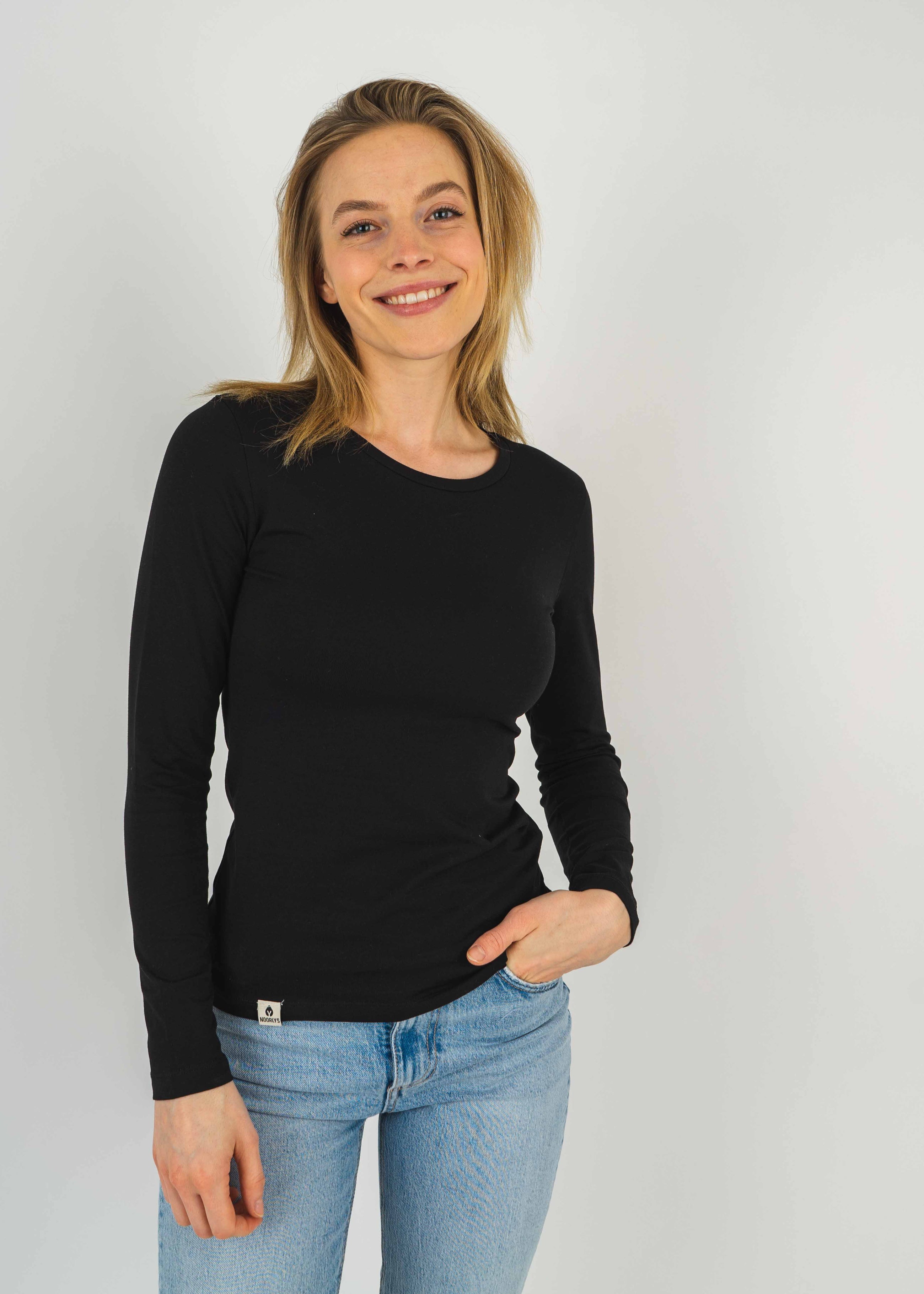 Unser Model Amelie ist <strong>176 cm</strong> groß und trägt <strong>Größe XS</strong>.#