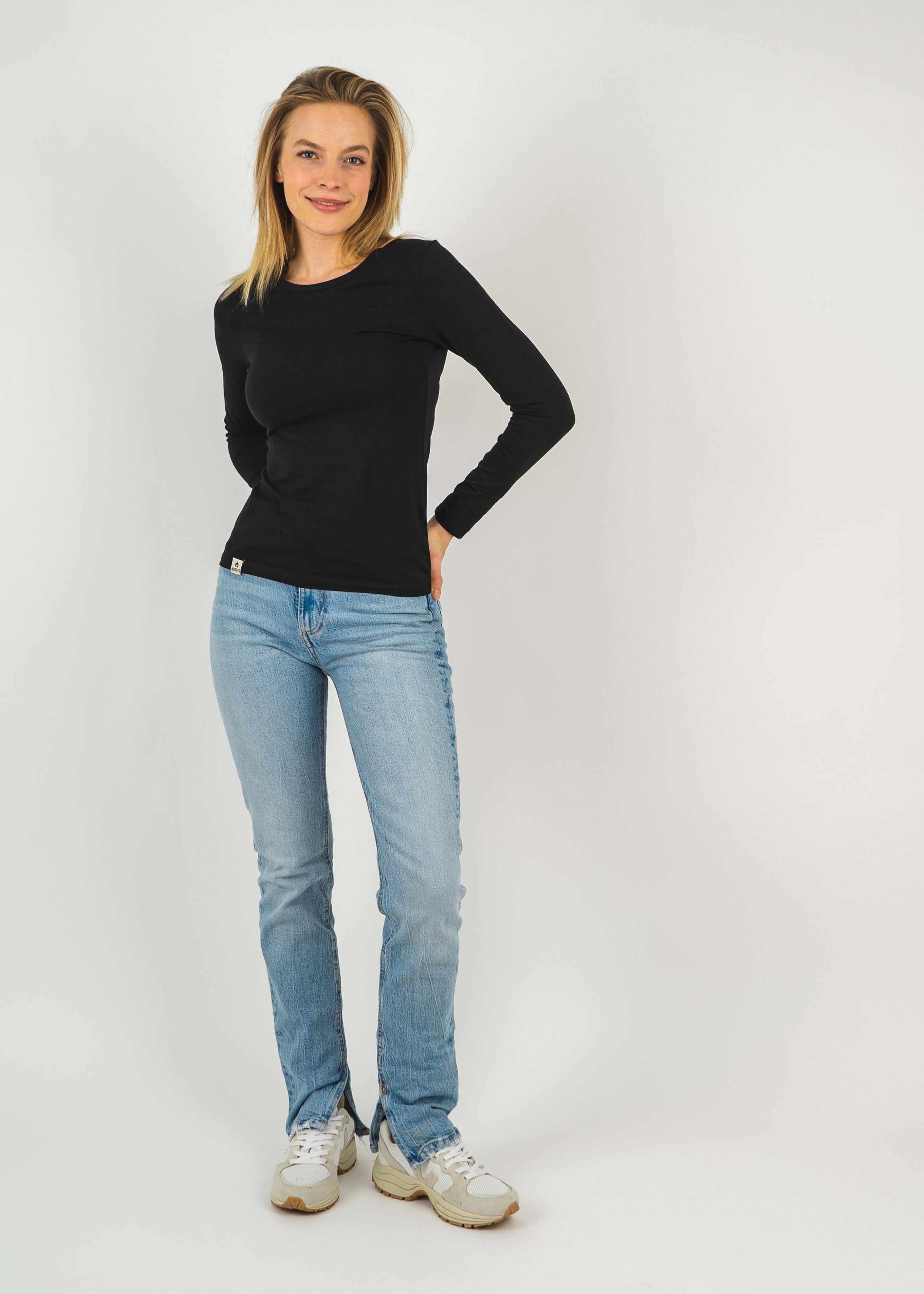 Unser Model Amelie ist <strong>176 cm</strong> groß und trägt <strong>Größe XS</strong>.#
