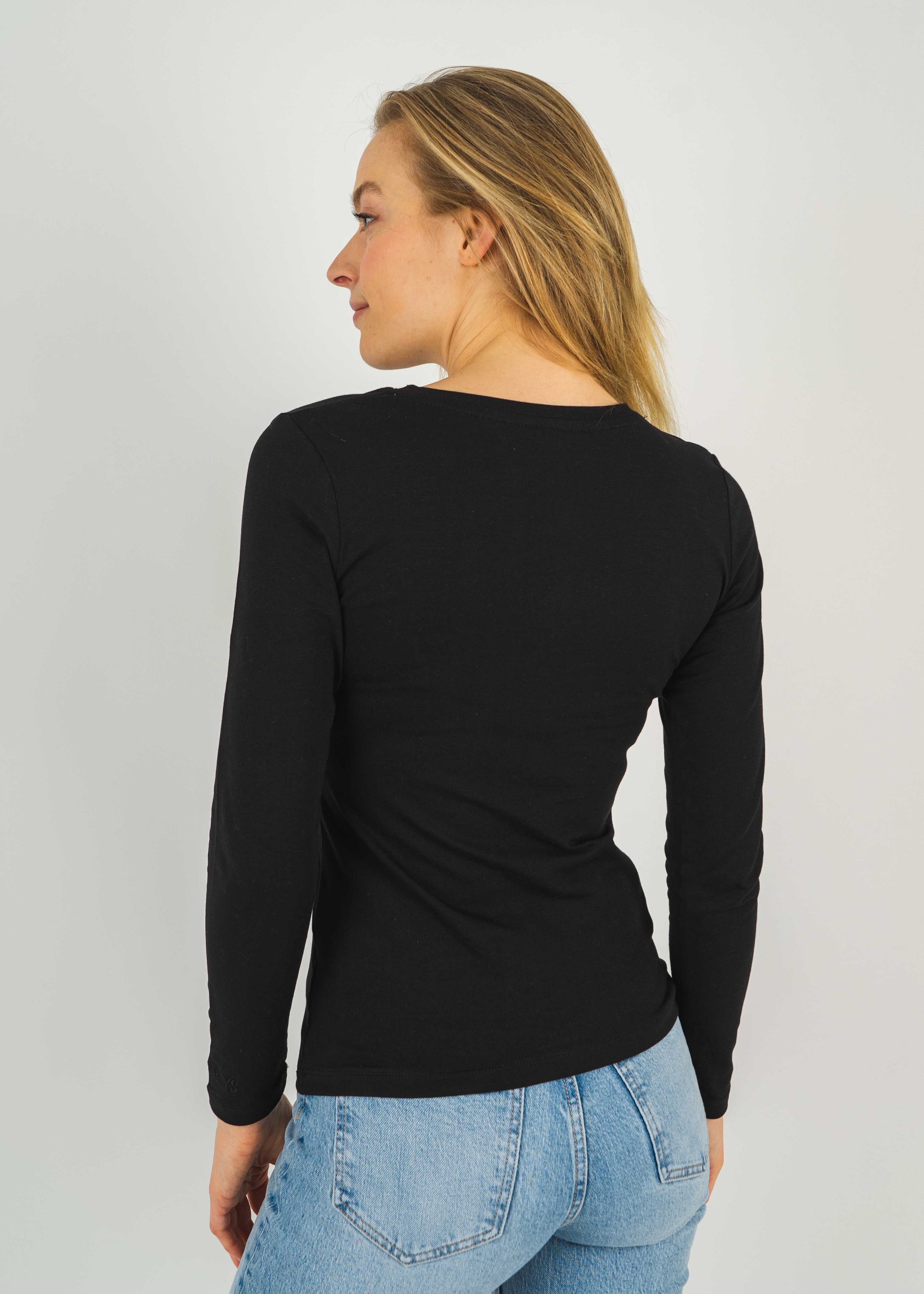 Unser Model Amelie ist <strong>176 cm</strong> groß und trägt <strong>Größe XS</strong>.#
