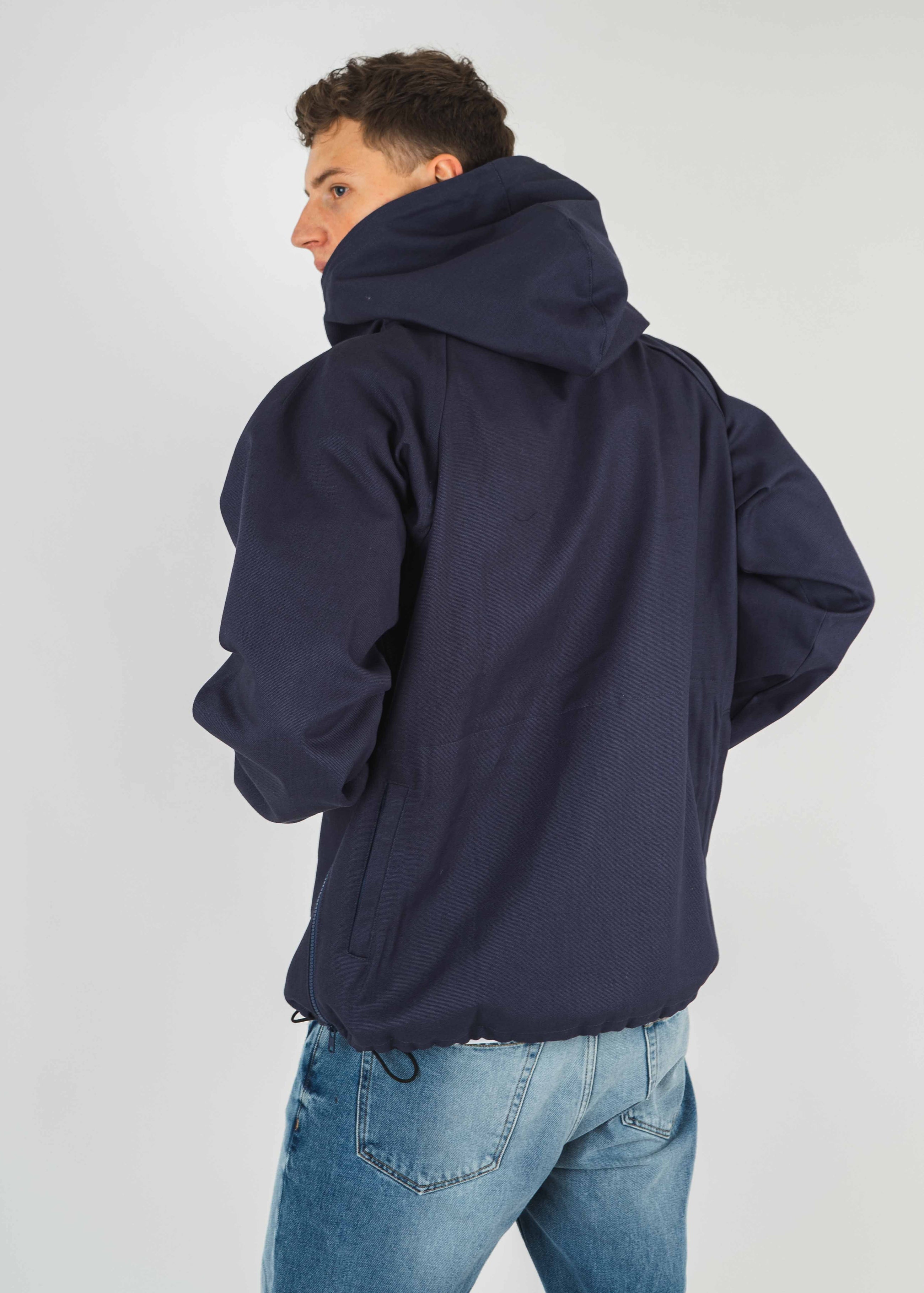 Unser Model Viktor ist <strong>189 cm</strong> groß und trägt <strong>Größe L</strong>.#