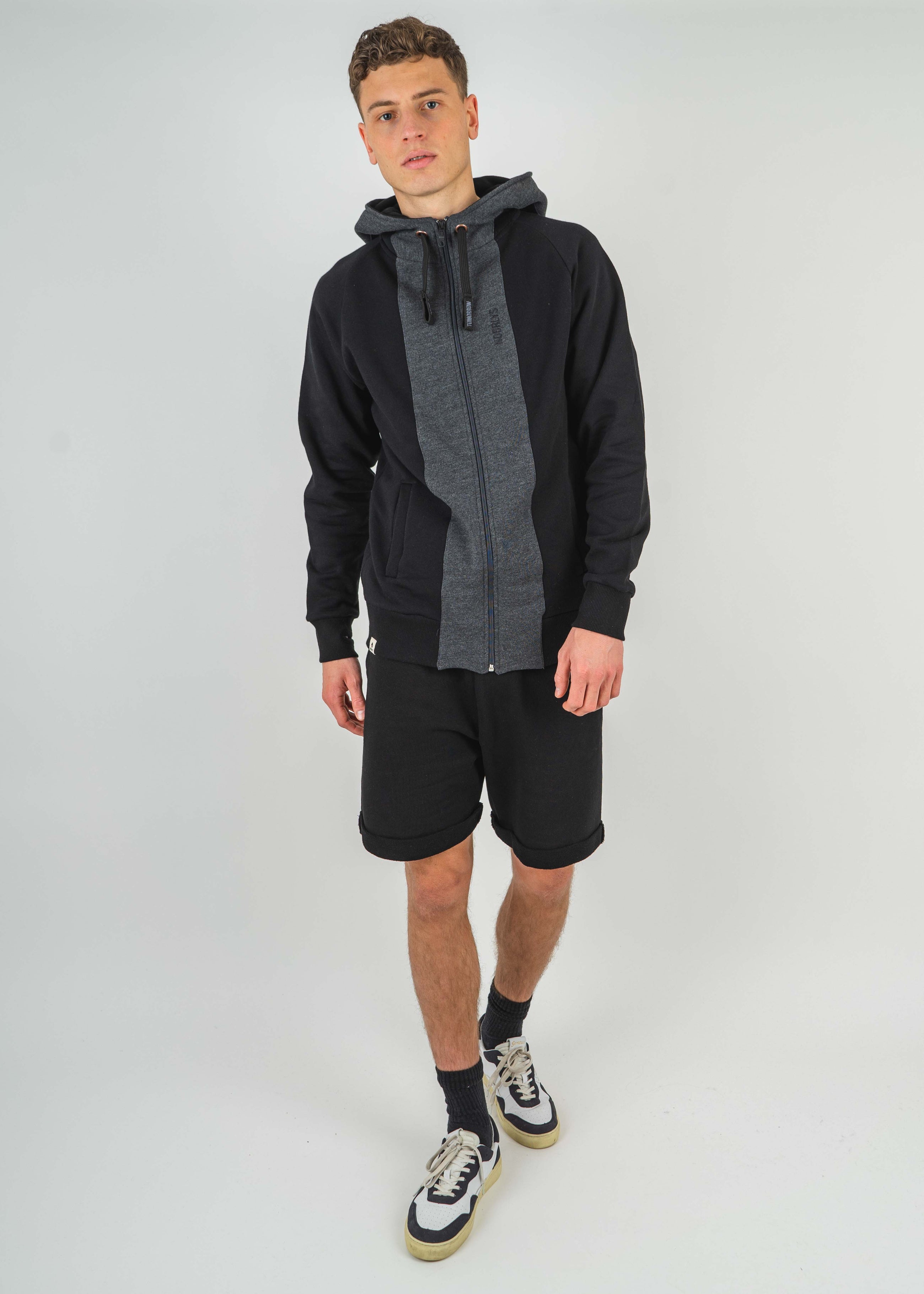 Unser Model Viktor ist <strong>189 cm</strong> groß und trägt <strong>Größe L</strong>.#