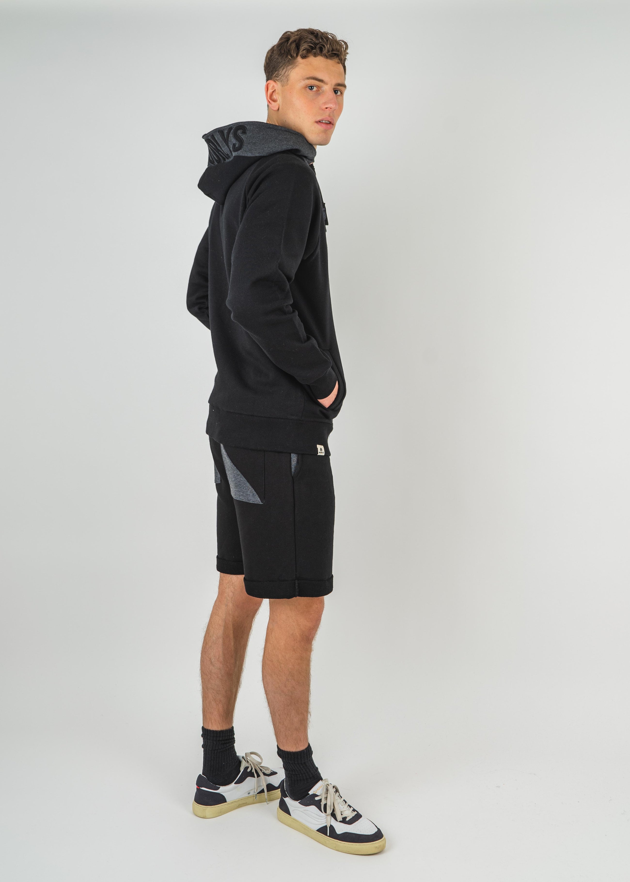 Unser Model Viktor ist <strong>189 cm</strong> groß und trägt <strong>Größe L</strong>.#
