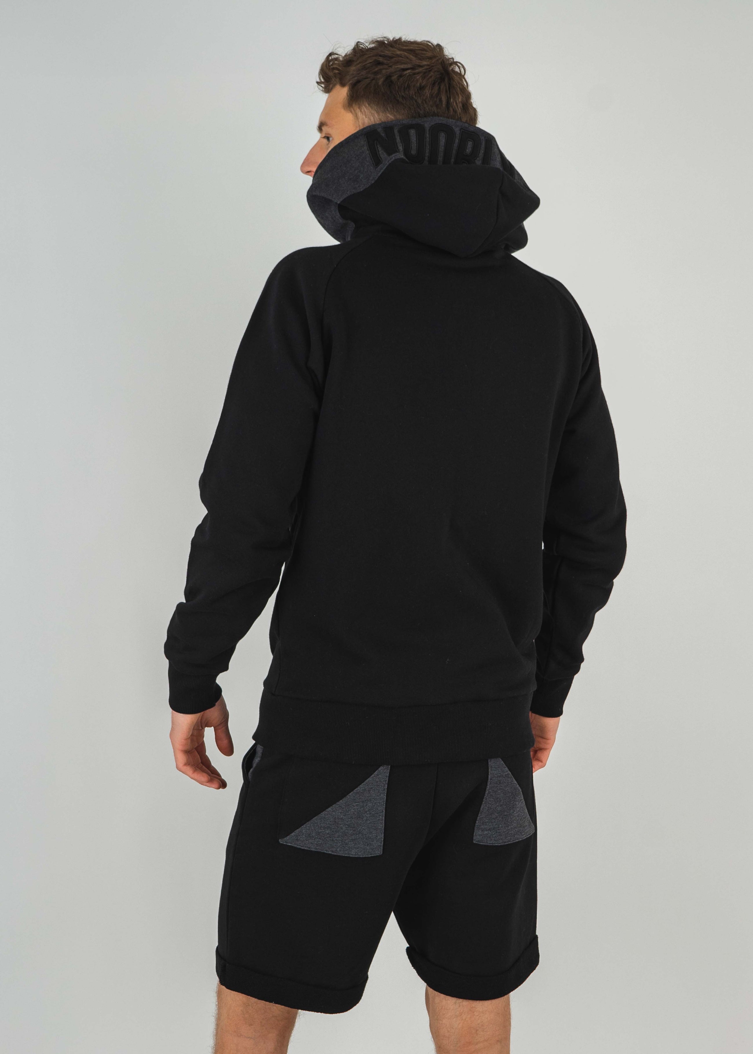 Unser Model Viktor ist <strong>189 cm</strong> groß und trägt <strong>Größe L</strong>.#