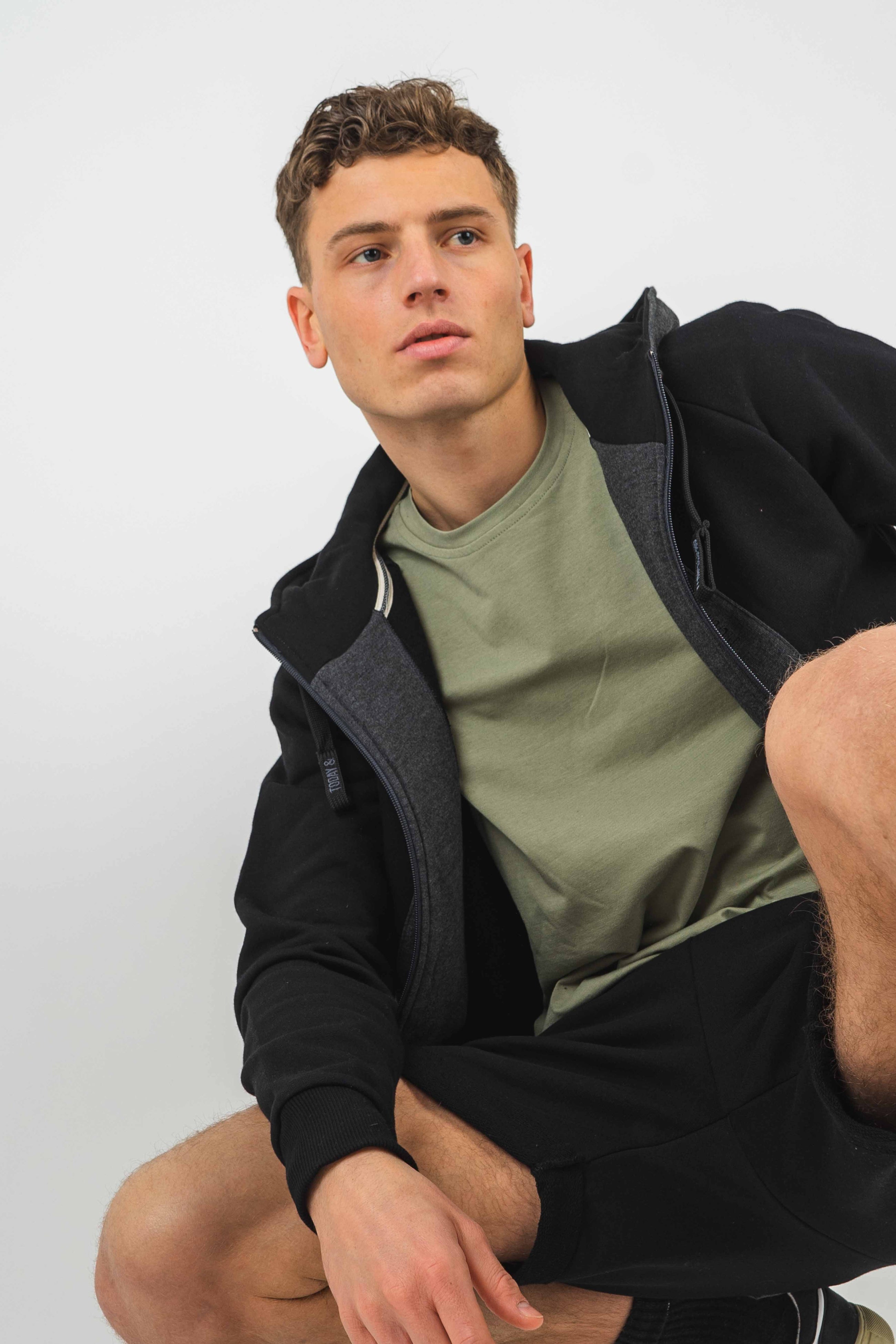 Unser Model Viktor ist <strong>189 cm</strong> groß und trägt <strong>Größe L</strong>.#