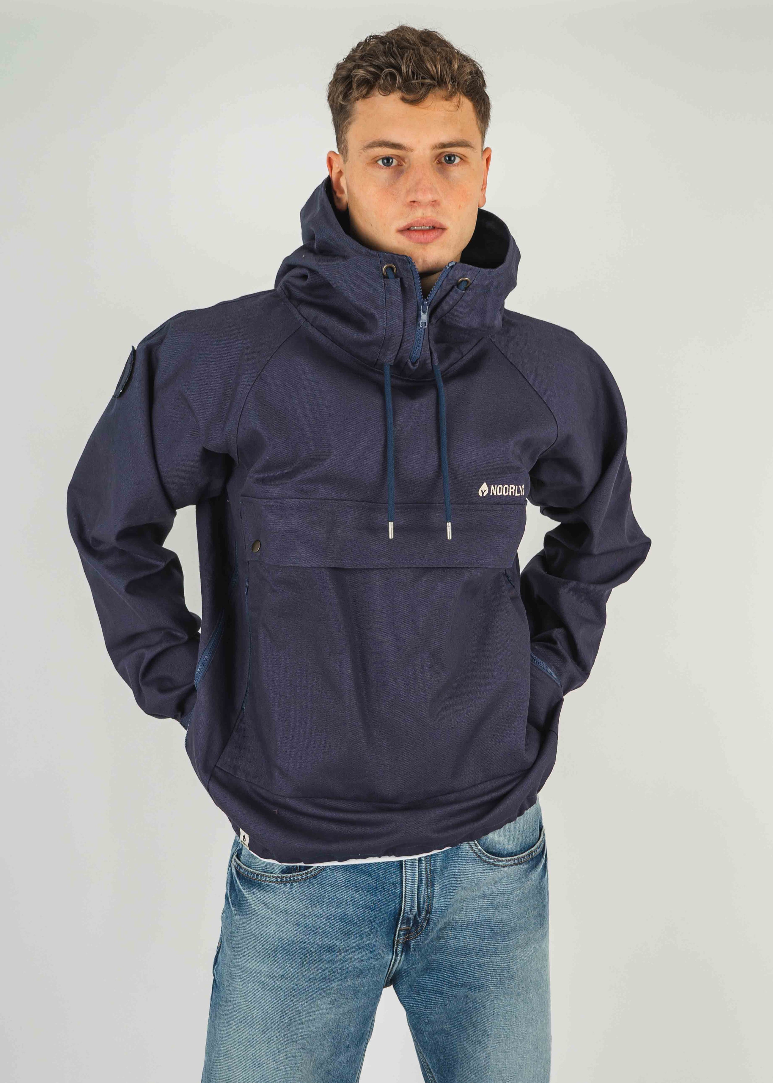 Unser Model Viktor ist <strong>189 cm</strong> groß und trägt <strong>Größe L</strong>.#