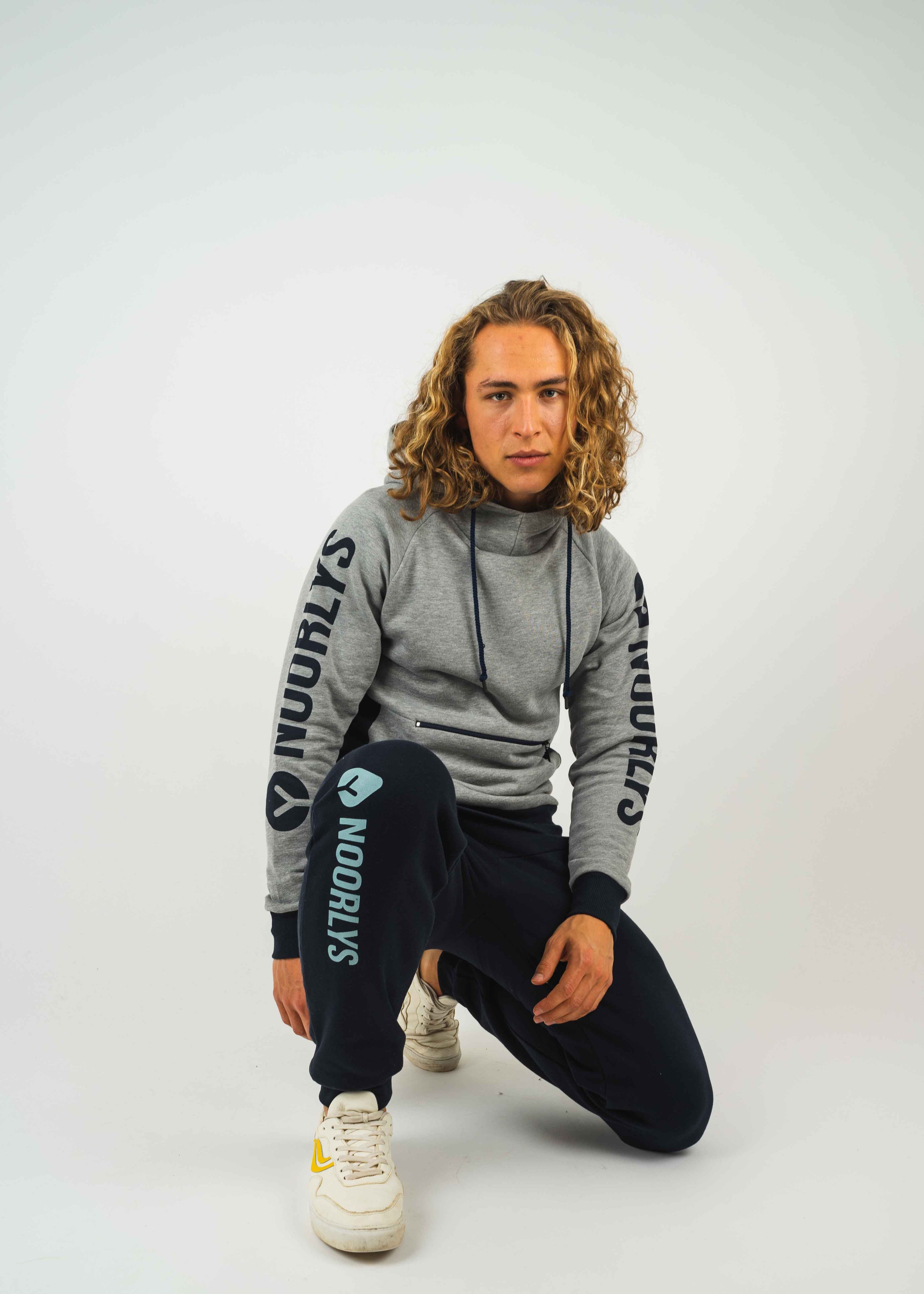 Unser Model Leander ist <strong>190 cm</strong> groß und trägt <strong>Größe L</strong>.#