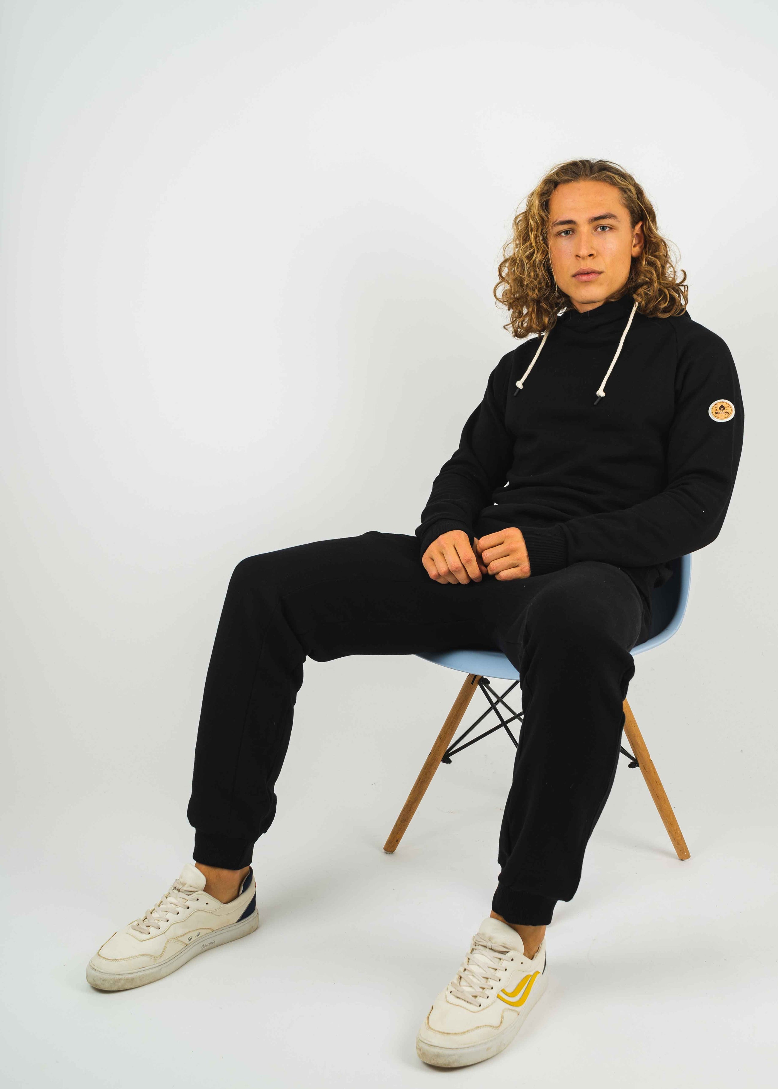 Unser Model Leander ist <strong>190 cm</strong> groß und trägt <strong>Größe L</strong>.#